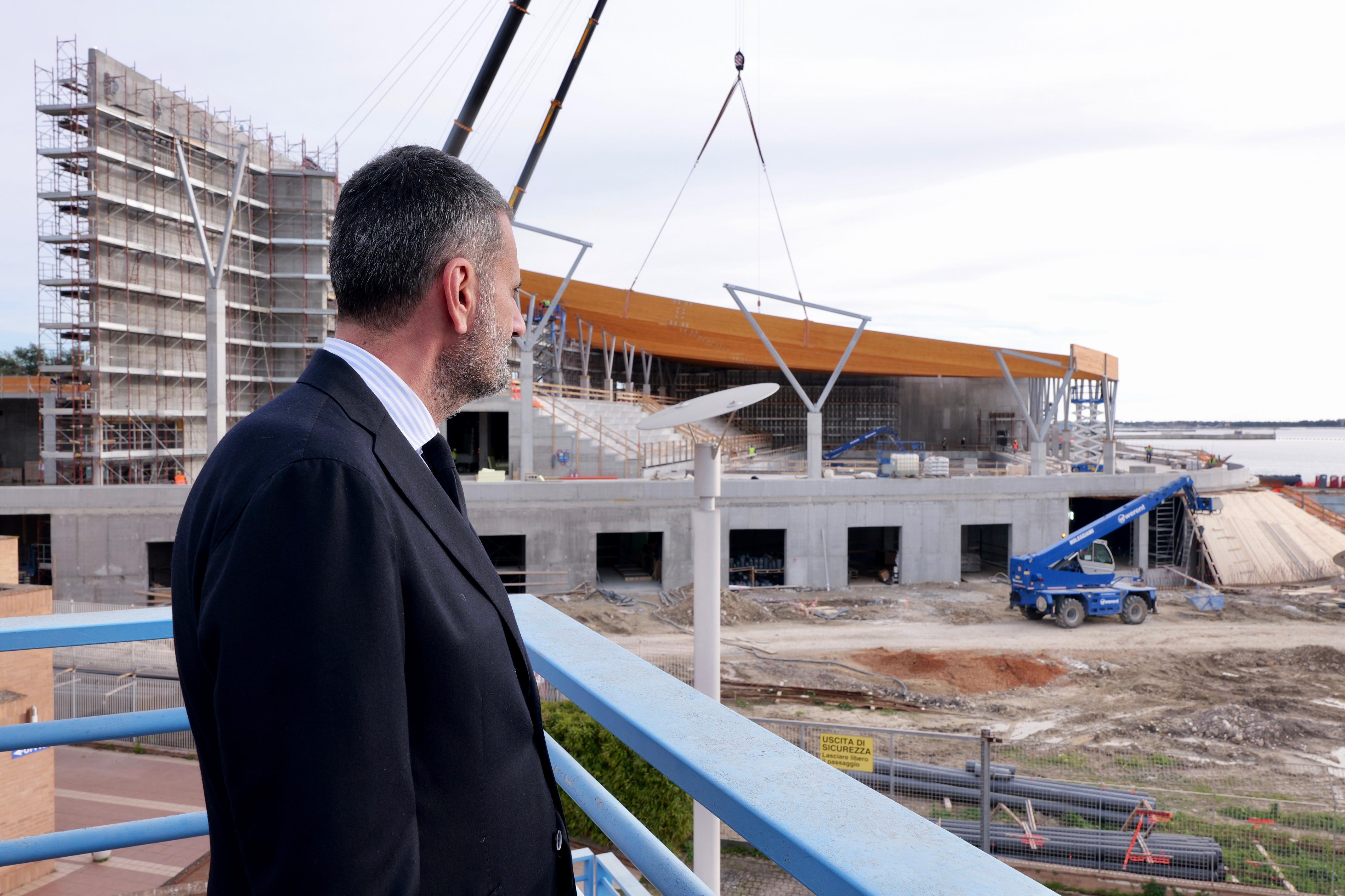 Galleria Giochi del Mediterraneo, a sei mesi dall’inizio della cerimonia di inaugurazione il sopralluogo di Decaro sui cantieri a Taranto, insieme al ministro Abodi - Diapositiva 7 di 7