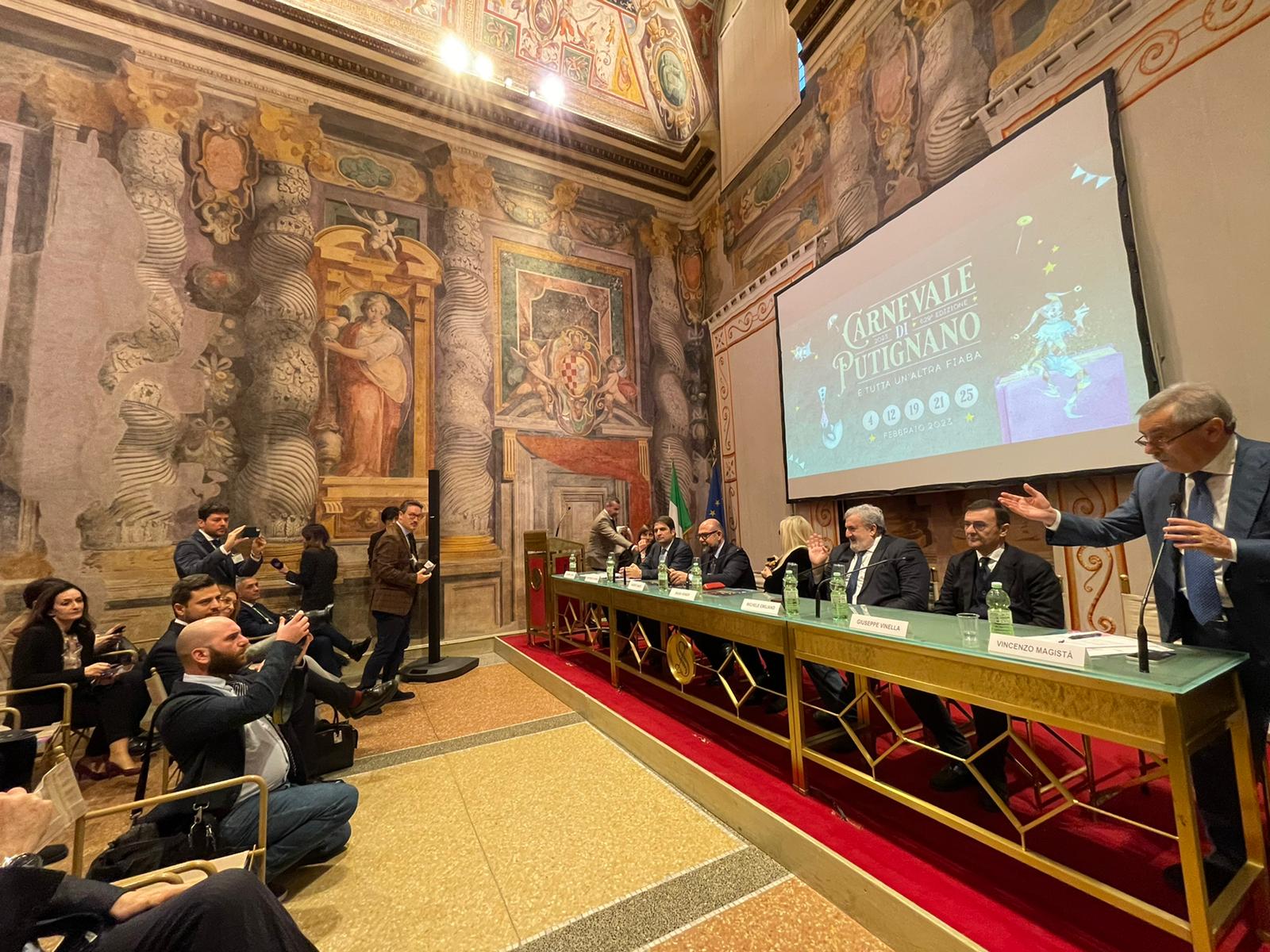 Galleria ROMA, EMILIANO ALLA PRESENTAZIONE DEL CARNEVALE DI PUTIGNANO 2023 CON IL MINISTRO SANGIULIANO, IL PRESIDENTE DELLA COMMISSIONE CULTURA MARTI E LA MADRINA MARA VENIER. - Diapositiva 4 di 10