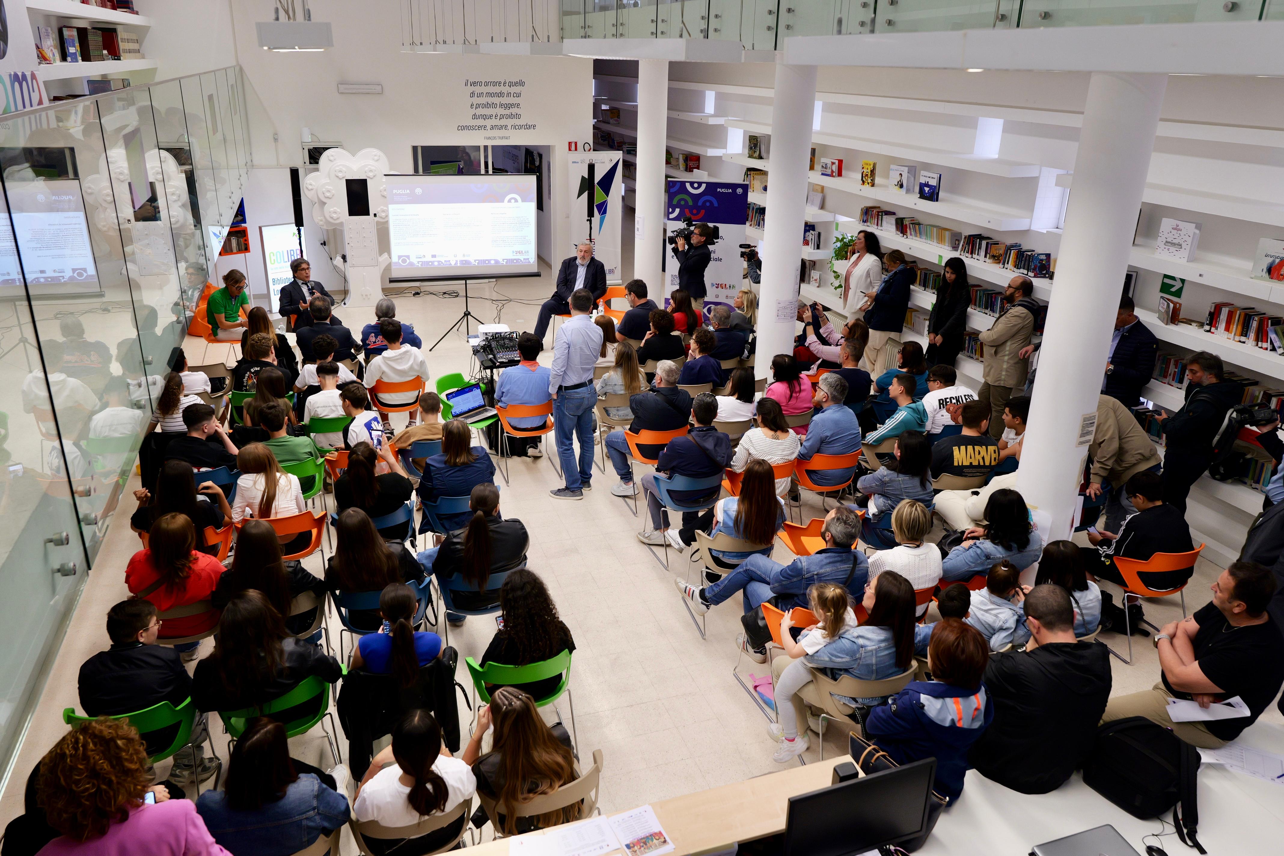 Galleria BARI, EMILIANO ALLA BIBLIOTECA LOMBARDI DEL SAN PAOLO: “ANTIMAFIA SOCIALE SIGNIFICA FAR VIVERE I QUARTIERI, OFFRENDO SERVIZI E DIRITTI AI RESIDENTI” - Diapositiva 1 di 11