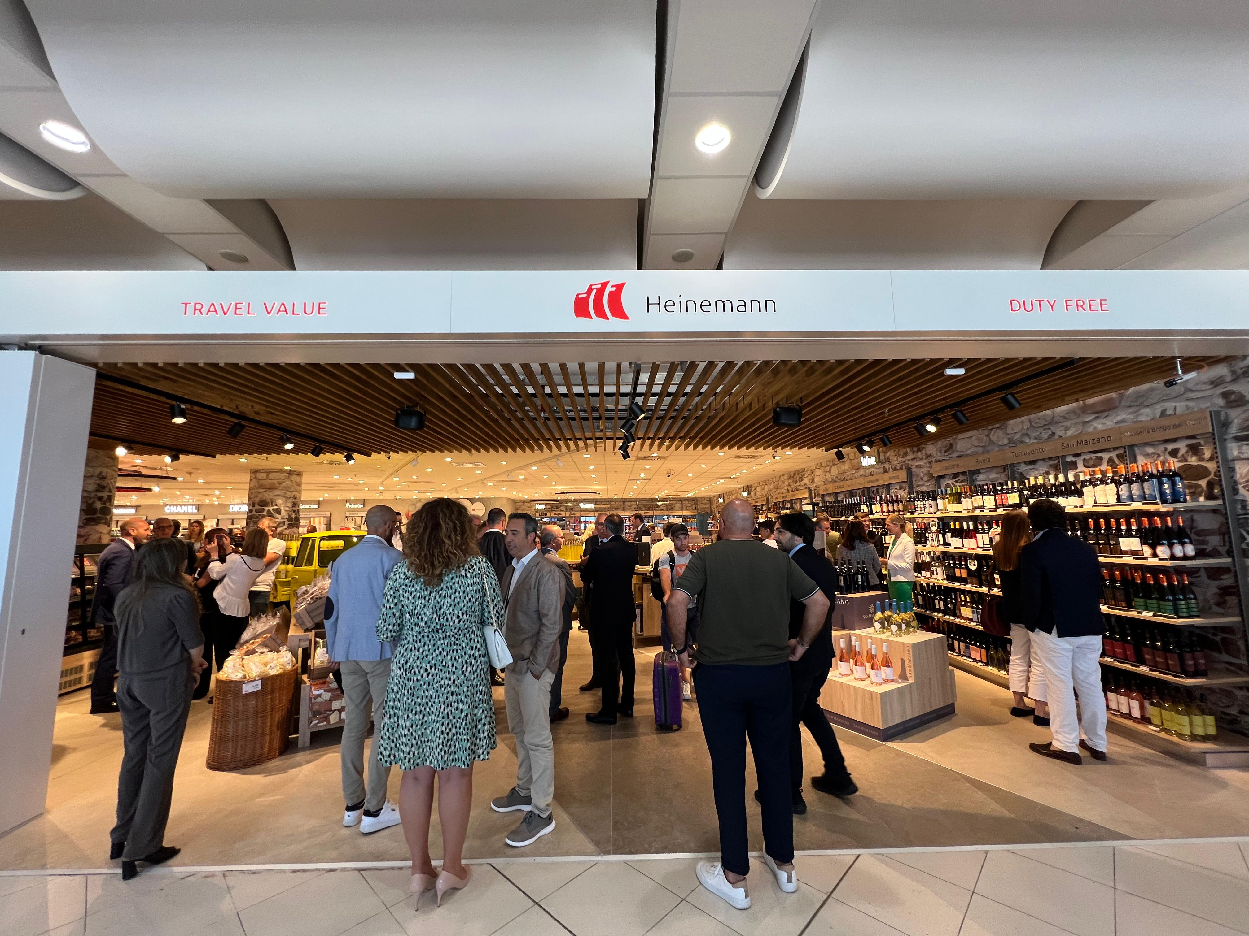 Galleria Si inaugura a Bari il nuovo Duty Free Shop di Heinemann - Diapositiva 2 di 3