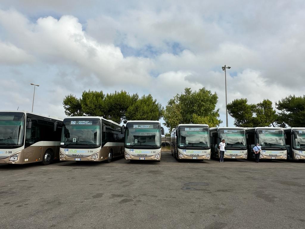 Galleria L’assessore Maurodinoia ha presentato i 17 nuovi autobus extraurbani ibridi della STP Brindisi, per un TPL moderno e sostenibile - Diapositiva 8 di 12