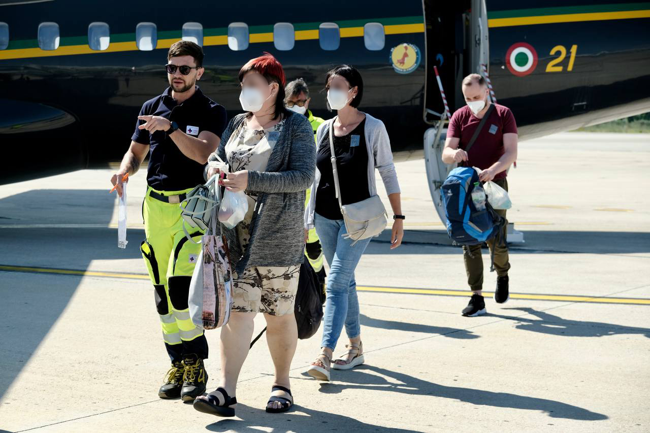 Galleria Accolti all’aeroporto di Bari e presi in cura dal servizio sanitario pugliese donna ucraina accompagnata e due militari feriti - Diapositiva 12 di 13