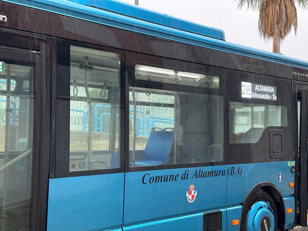 Galleria L’assessore Maurodinoia ha inaugurato ad Altamura tre nuovi autobus sostenibili acquistati tramite il bando regionale Smart go city - Diapositiva 5 di 11