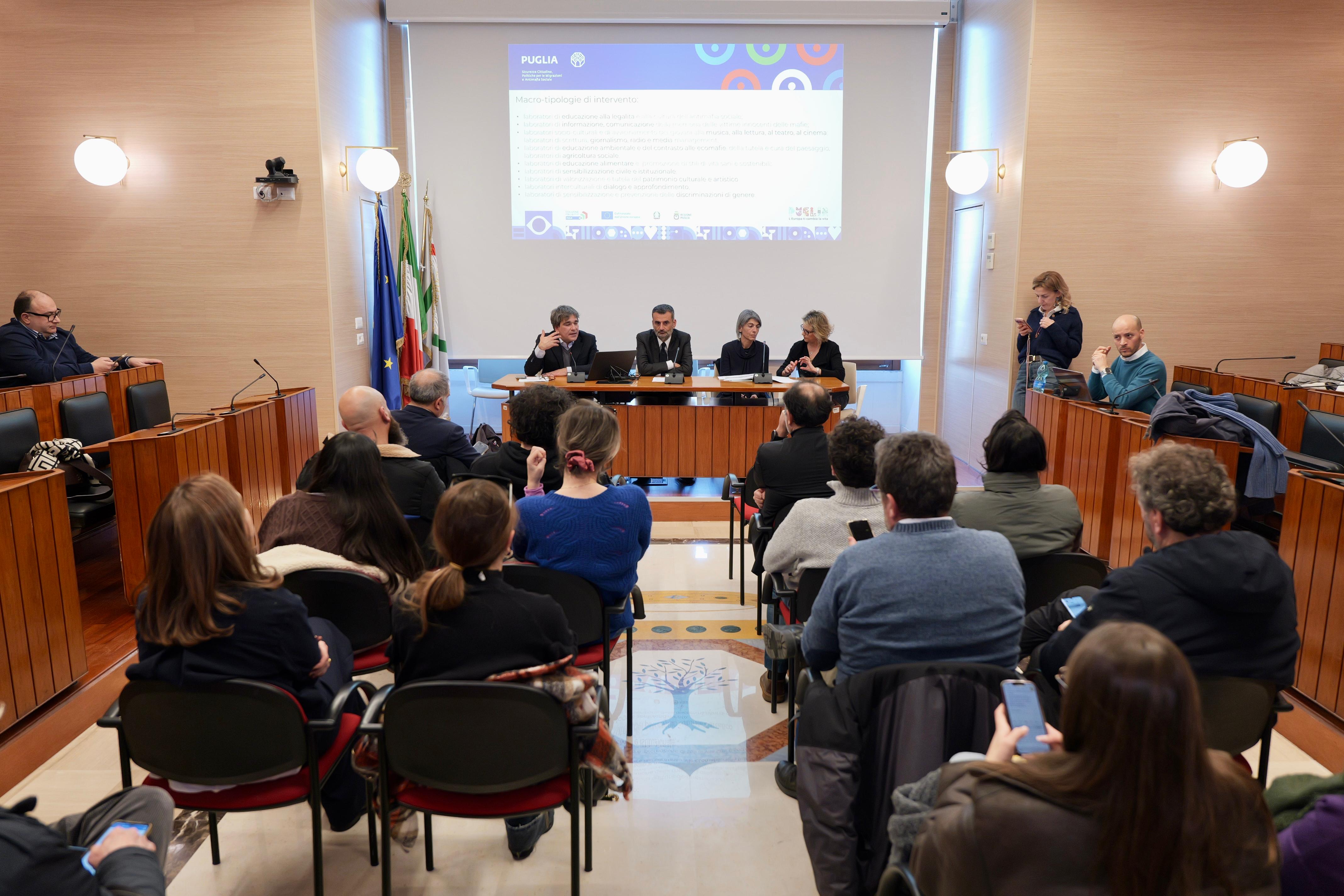 Galleria Al via la seconda edizione dei Cantieri Innovativi di Antimafia sociale. Decaro: “Seminiamo anticorpi di legalità per proteggere il futuro dei giovani pugliesi”. Miglietta: “Cultura migliore strumento per sradicare le mafie” - Diapositiva 7 di 8