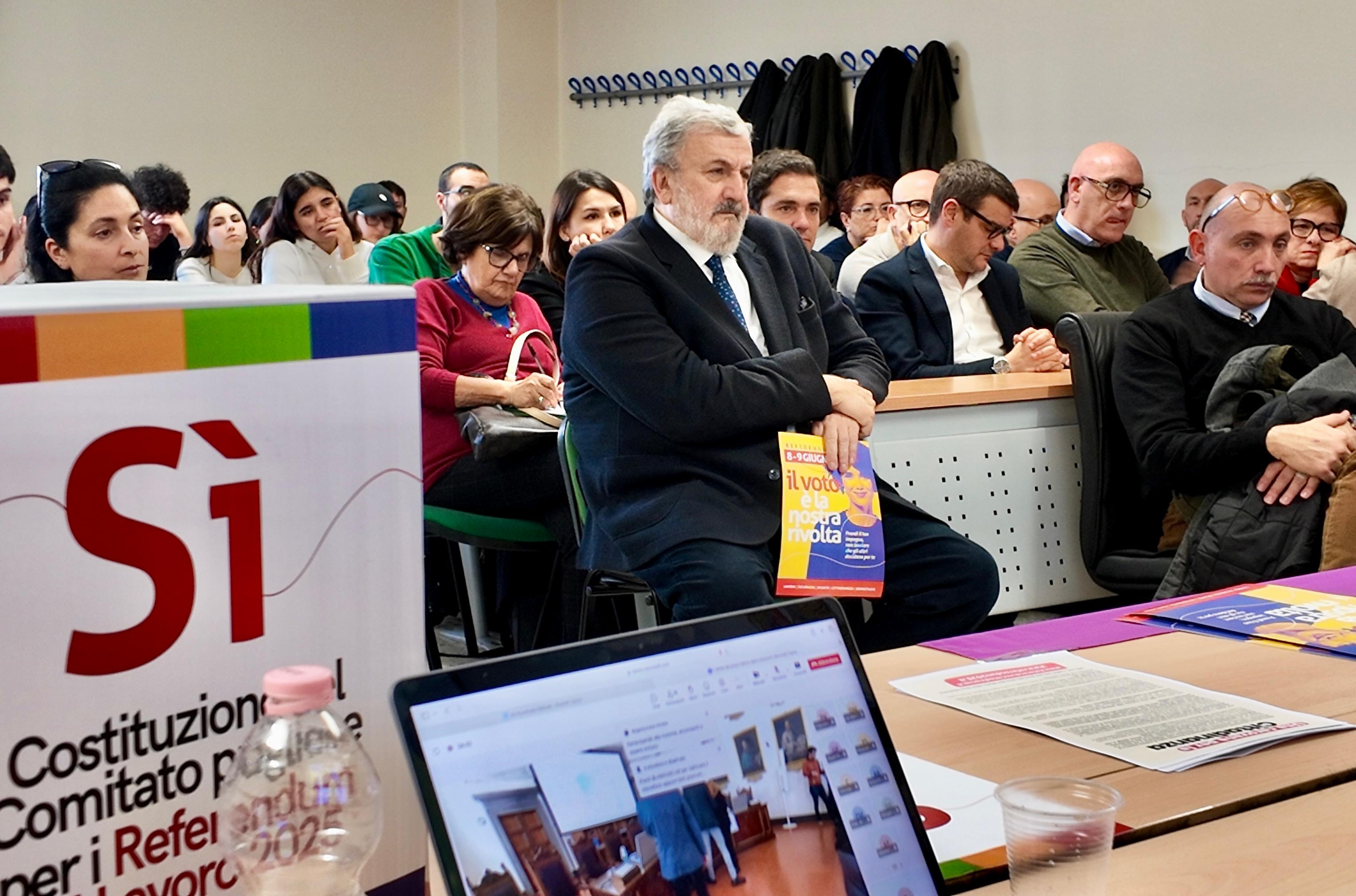 Galleria EMILIANO ALLA COSTITUZIONE DEL COMITATO PUGLIESE PER I REFERENDUM SUL LAVORO DELL’8/9 GIUGNO 2025 - Diapositiva 2 di 3