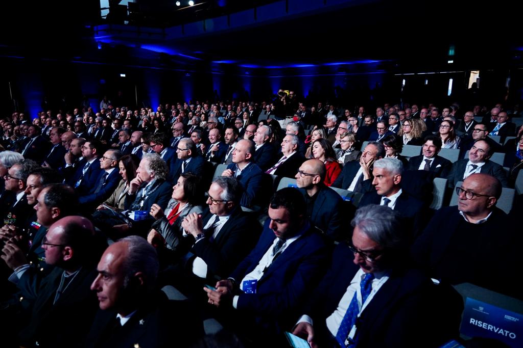 Galleria EMILIANO ALL’ASSEMBLEA DI CONFINDUSTRIA BRINDISI: “LE SOLE RISORSE EUROPEE NON BASTANO, IL GOVERNO PROVVEDA CON SOLLECITUDINE A STANZIARE I FONDI FSC PER NON VANIFICARE GLI SFORZI COMPIUTI IN QUESTI ANNI DALLA PUGLIA” - Diapositiva 4 di 7