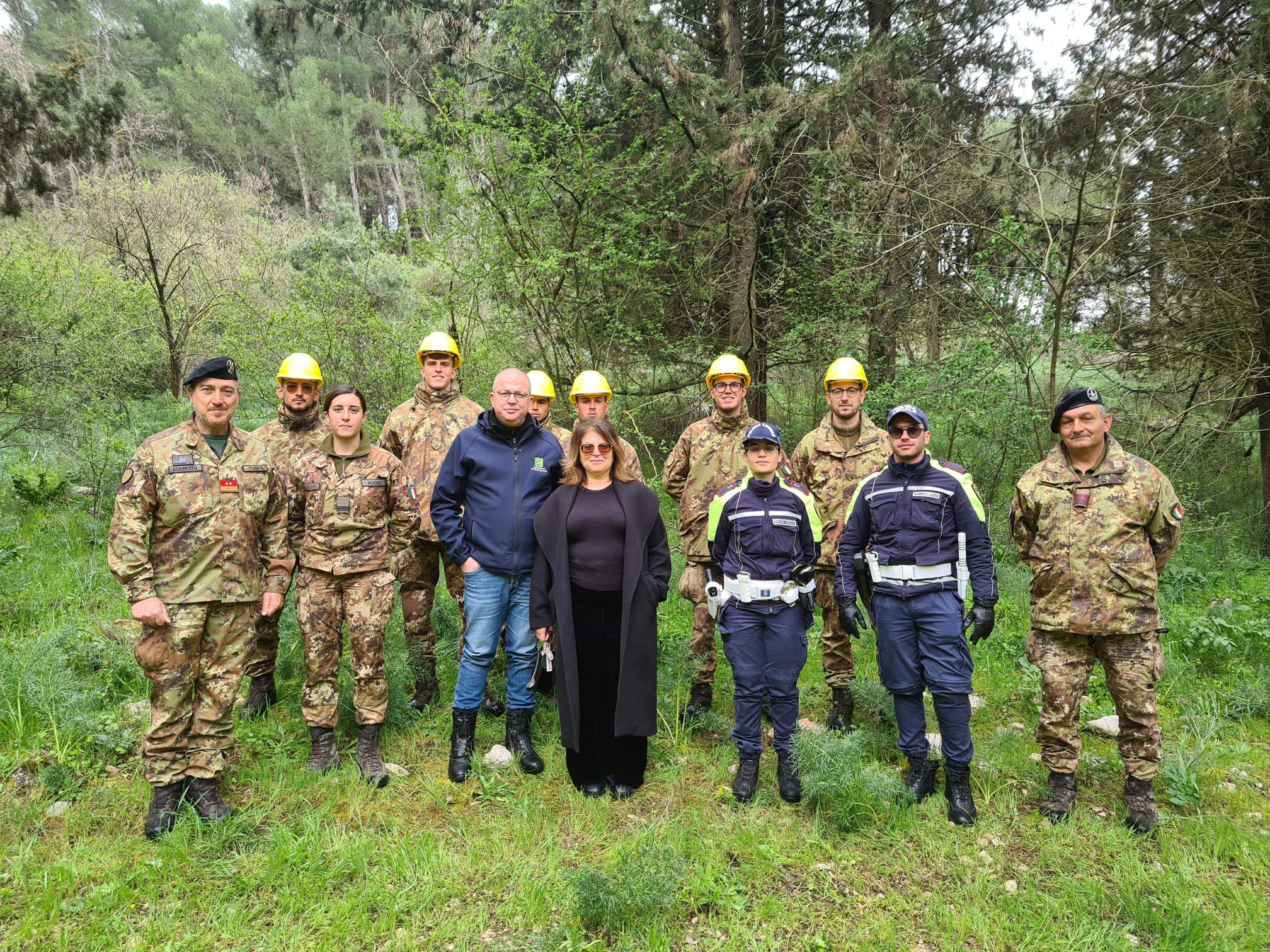 Galleria PLAUSO PRESIDENTE EMILIANO A OPERAZIONE “ALTA MURGIA CLEAN UP” CON ESERCITO, PARCO NAZIONALE ALTA MURGIA E ARIF CONTRO ABBANDONO DEI RIFIUTI - Diapositiva 2 di 8