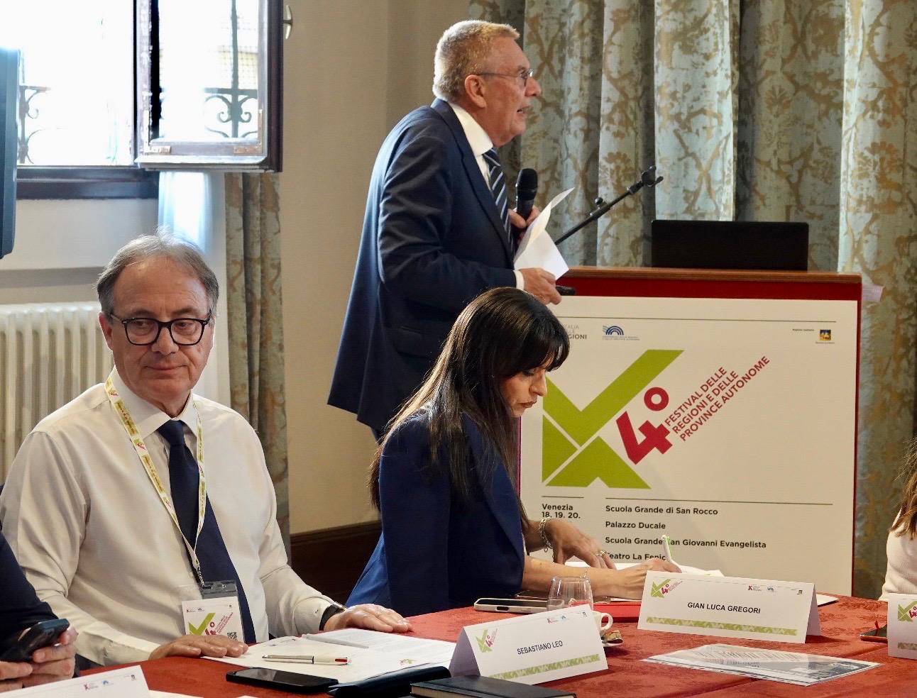 Galleria FESTIVAL DELLE REGIONI: L’ASSESSORE LEO A VENEZIA CON IL PRESIDENTE MATTARELLA E IL GOVERNATORE EMILIANO PER VALORIZZARE LE ECCELLENZE PUGLIESI E IL MADE IN ITALY - Diapositiva 3 di 5