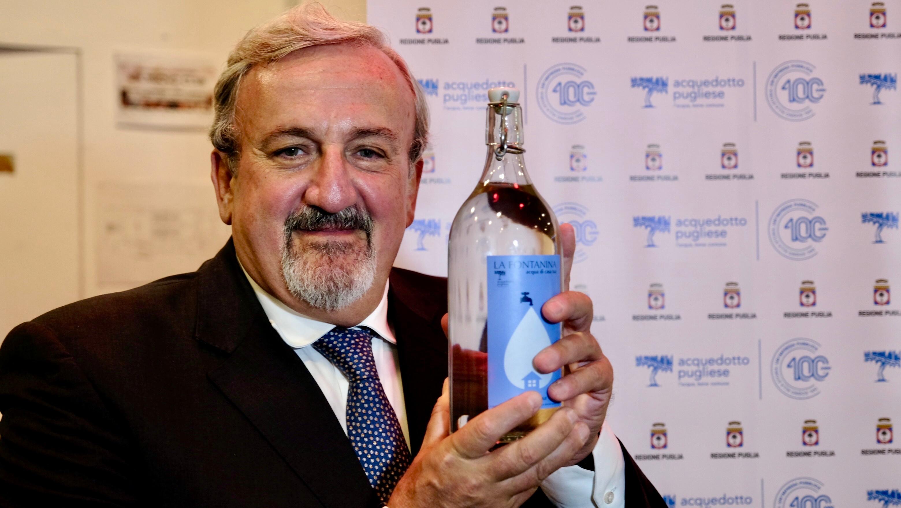 Galleria ACQUA PUBBLICA, APPROVATA LA LEGGE IN CONSIGLIO REGIONALE. EMILIANO: “GIORNATA STORICA”. PIEMONTESE: “PROTEGGIAMO UNA GRANDE REALTÀ COME L’AQP” - Diapositiva 1 di 1