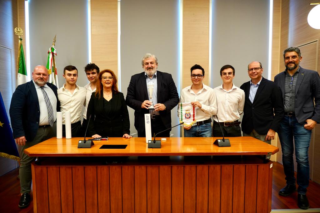 Galleria Il presidente Emiliano riceve gli studenti dell’IISS Marconi-Hack di Bari arrivati terzi ai campionati nazionali di robotica - Diapositiva 8 di 8