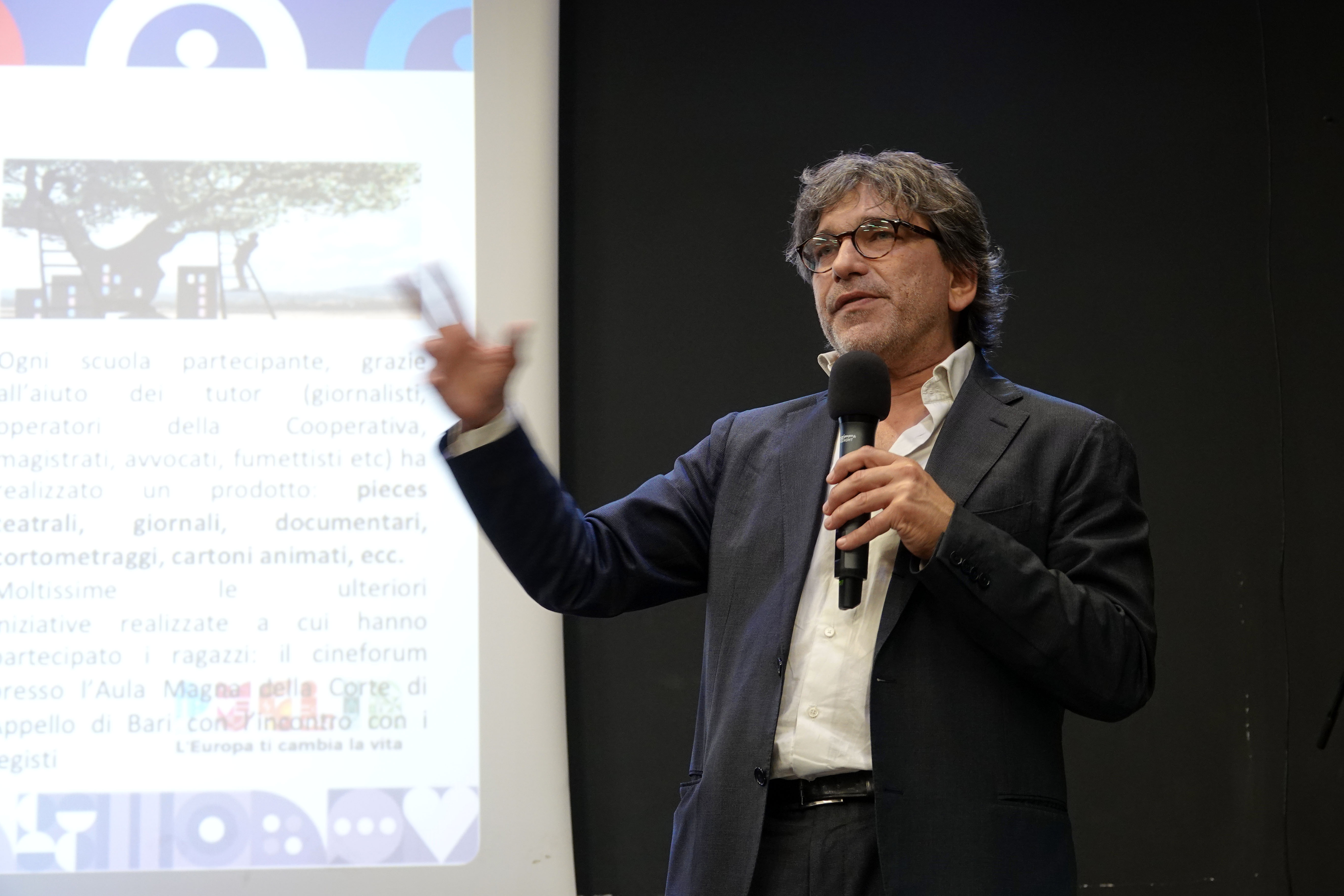 Galleria BARI, EMILIANO ALL’ACCADEMIA DEL CINEMA DI SAN PIO PER LA SECONDA TAPPA DEL TOUR DI ASCOLTO DEI CANTIERI INNOVATIVI DI ANTIMAFIA SOCIALE: “QUESTO È IL SIMBOLO DEL NOSTRO DESIDERIO DI RECUPERARE LE PERIFERIE” - Diapositiva 1 di 8