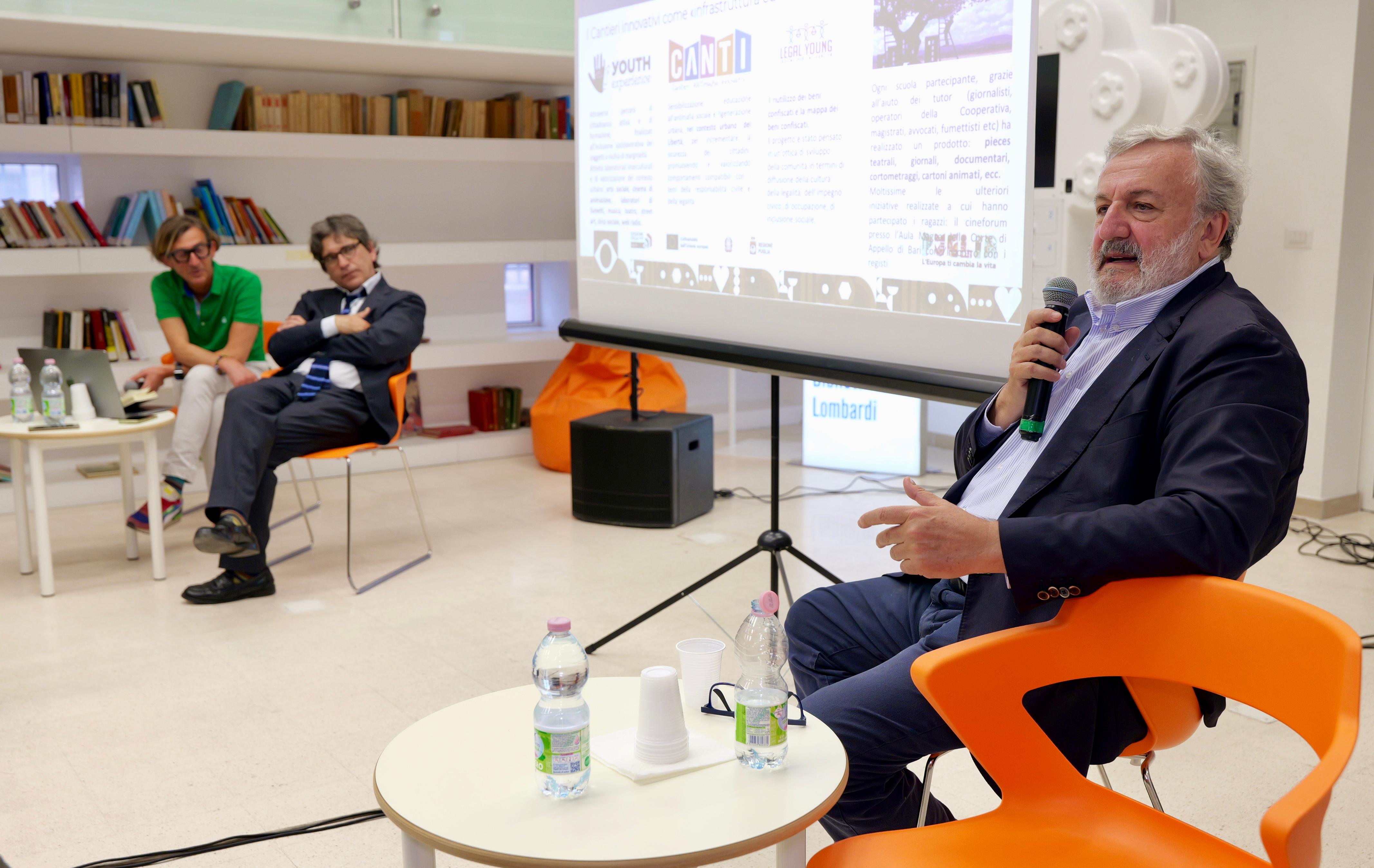 Galleria BARI, EMILIANO ALLA BIBLIOTECA LOMBARDI DEL SAN PAOLO: “ANTIMAFIA SOCIALE SIGNIFICA FAR VIVERE I QUARTIERI, OFFRENDO SERVIZI E DIRITTI AI RESIDENTI” - Diapositiva 11 di 11