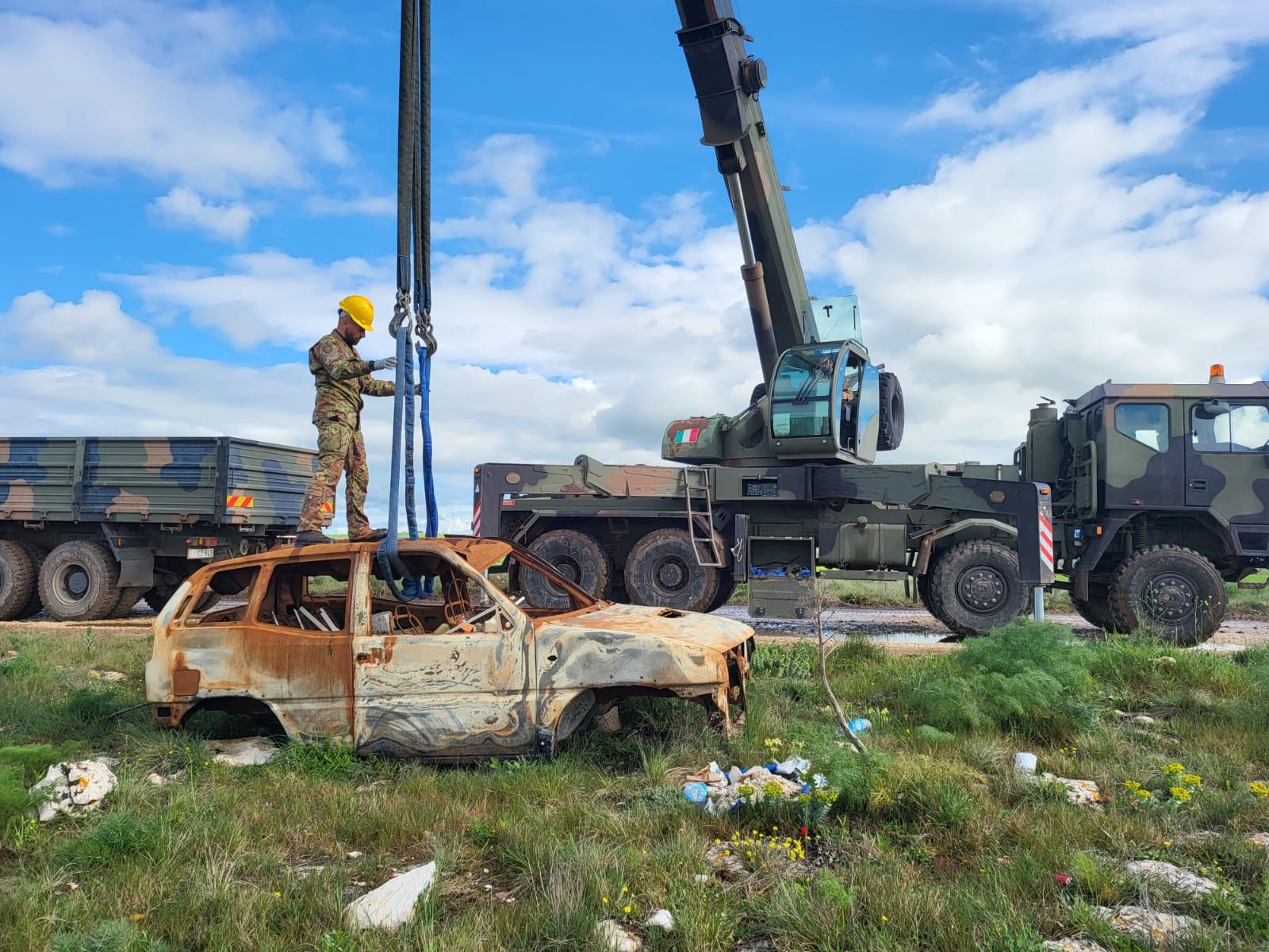 Galleria PLAUSO PRESIDENTE EMILIANO A OPERAZIONE “ALTA MURGIA CLEAN UP” CON ESERCITO, PARCO NAZIONALE ALTA MURGIA E ARIF CONTRO ABBANDONO DEI RIFIUTI - Diapositiva 3 di 8