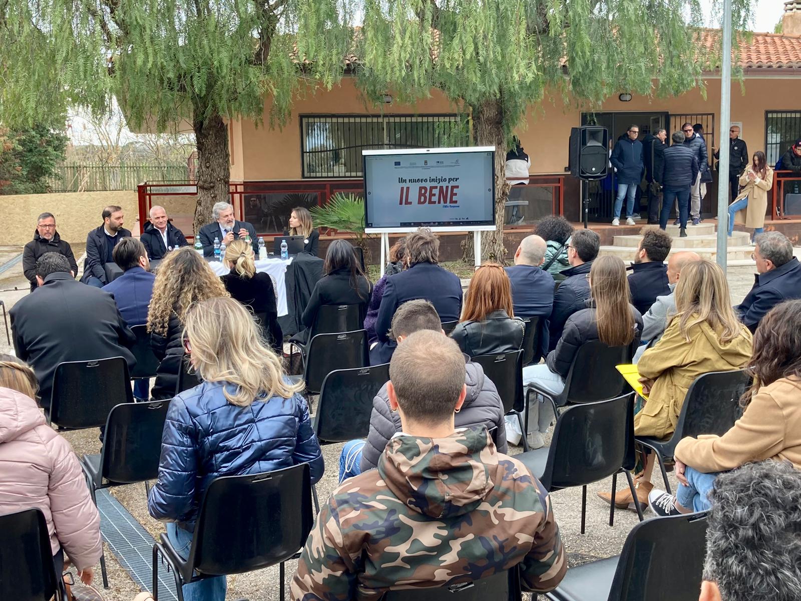 Galleria Emiliano a Manfredonia per l’inaugurazione di Villa Rossana, bene confiscato alla criminalità: “Restituiamo alla società ricchezza, coesione sociale e solidarietà” - Diapositiva 3 di 11