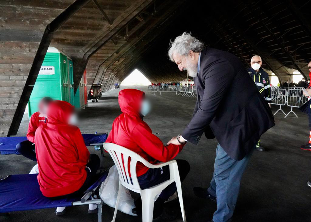 Galleria ACCOLTA A BRINDISI LA NAVE DI EMERGENCY CON 105 PERSONE SALVATE AL LARGO DELLA LIBIA. - Diapositiva 12 di 15