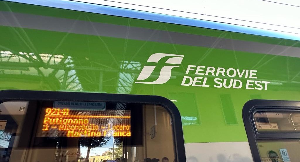Galleria Maurodinoia: “Oggi FSE fa partire un treno elettrico verde, anche nella livrea, a conferma del nostro impegno verso la sostenibilità dei trasporti” - Diapositiva 5 di 7