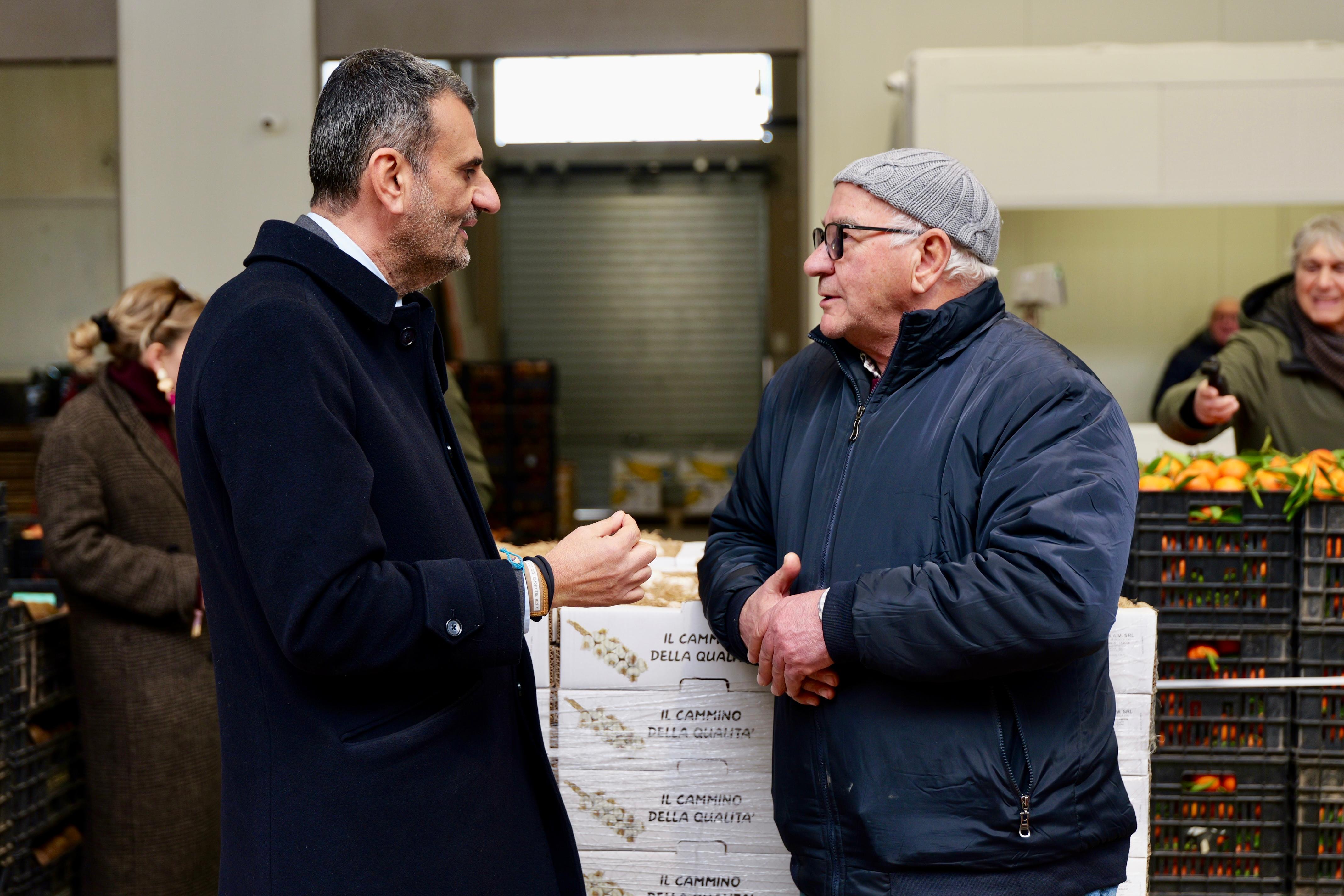 Galleria Andria, inaugurato il nuovo mercato ortofrutticolo. Decaro: “Restituita dignità al lavoro degli operatori” - Diapositiva 1 di 8