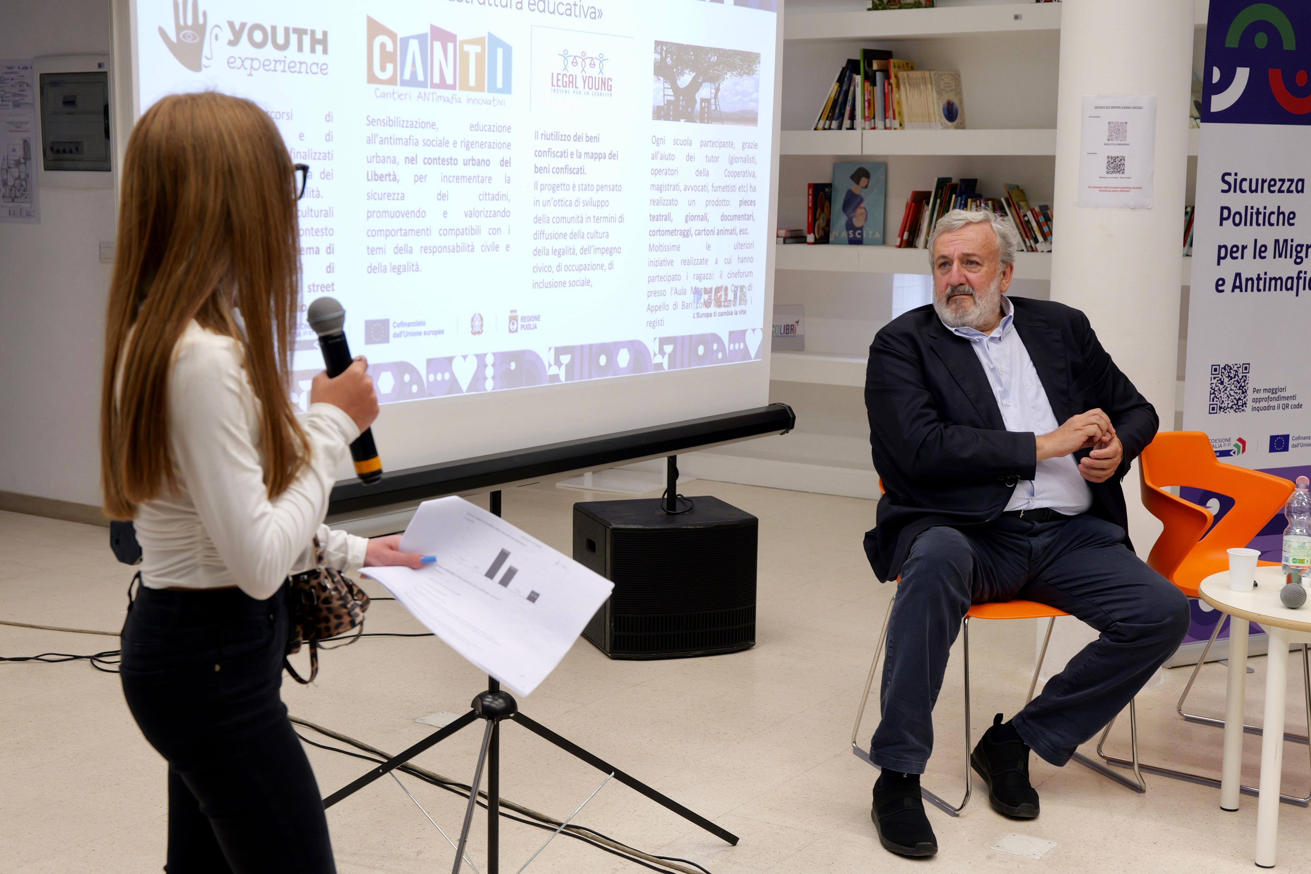 Galleria BARI, EMILIANO ALLA BIBLIOTECA LOMBARDI DEL SAN PAOLO: “ANTIMAFIA SOCIALE SIGNIFICA FAR VIVERE I QUARTIERI, OFFRENDO SERVIZI E DIRITTI AI RESIDENTI” - Diapositiva 8 di 11