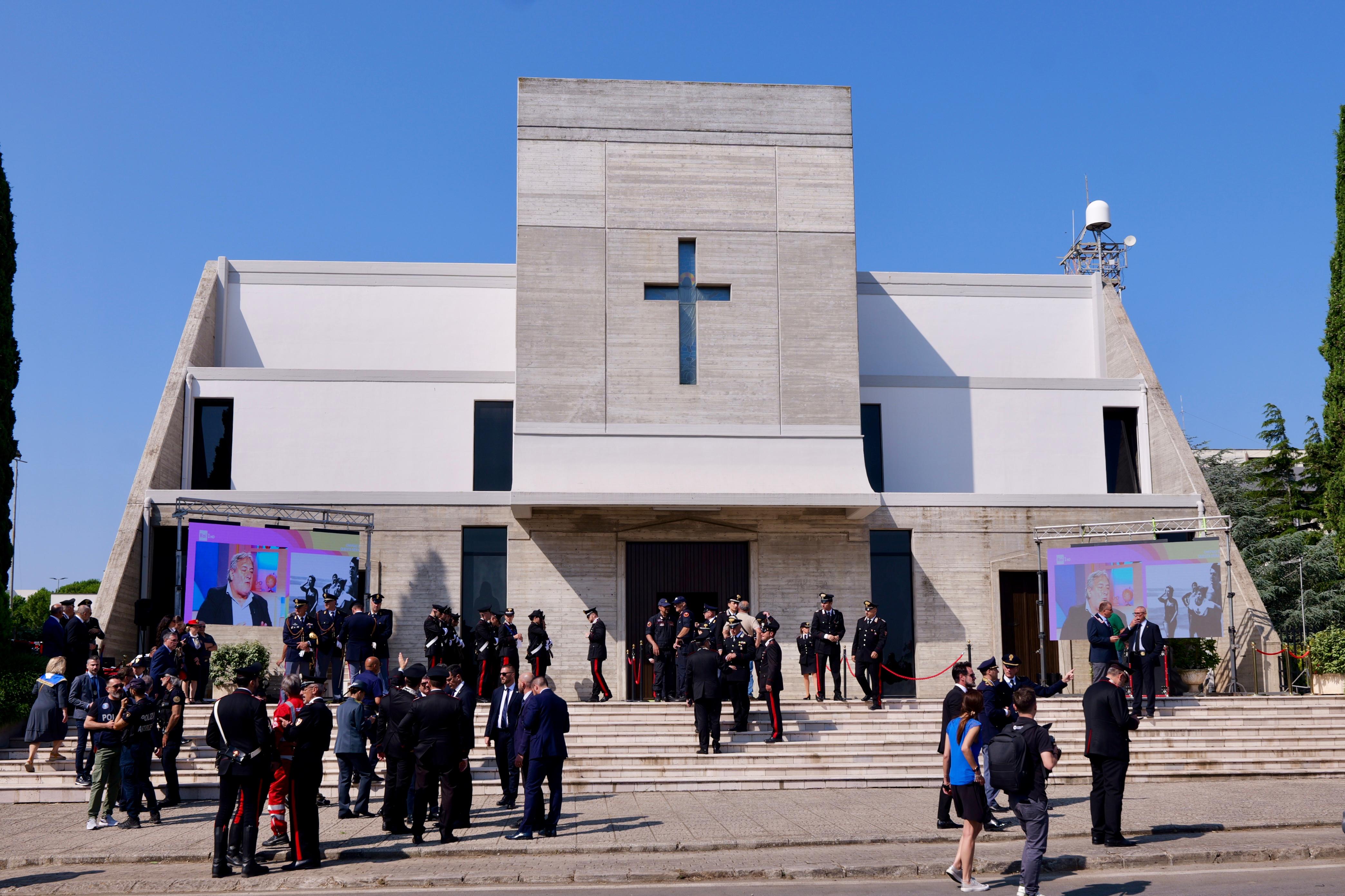 Galleria EMILIANO ALLE ESEQUIE DEL BRIGADIERE LEGROTTAGLIE A OSTUNI ALLA PRESENZA DEL PRESIDENTE MATTARELLA - Diapositiva 4 di 17