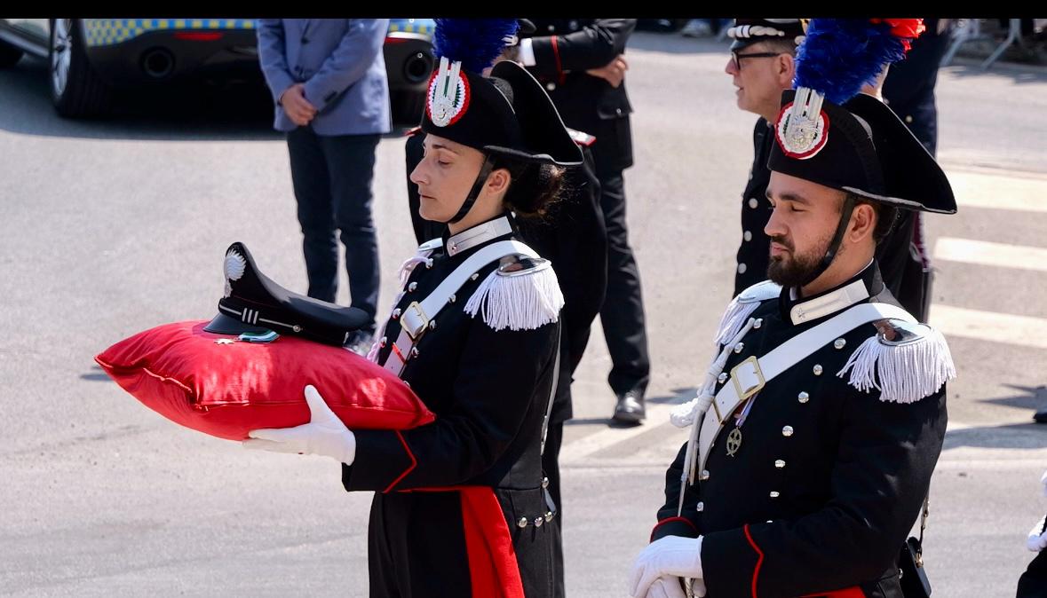Galleria EMILIANO ALLE ESEQUIE DEL BRIGADIERE LEGROTTAGLIE A OSTUNI ALLA PRESENZA DEL PRESIDENTE MATTARELLA - Diapositiva 9 di 17