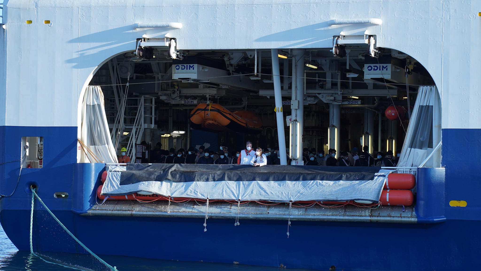 Galleria Emiliano a Brindisi per accogliere la nave di Medici Senza Frontiere con 339 persone salvate al largo di Malta - Diapositiva 4 di 34