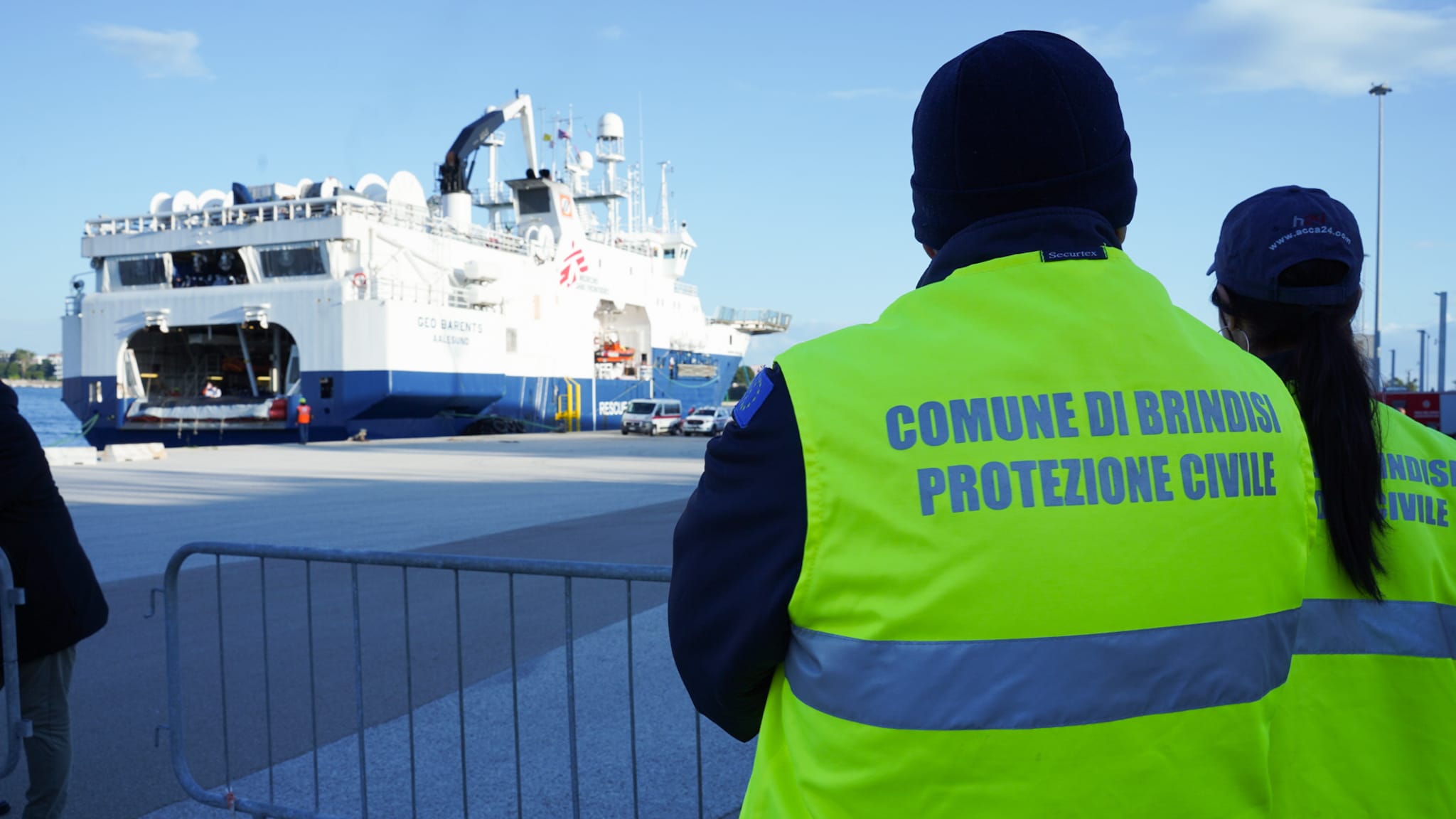 Galleria Emiliano a Brindisi per accogliere la nave di Medici Senza Frontiere con 339 persone salvate al largo di Malta - Diapositiva 2 di 34