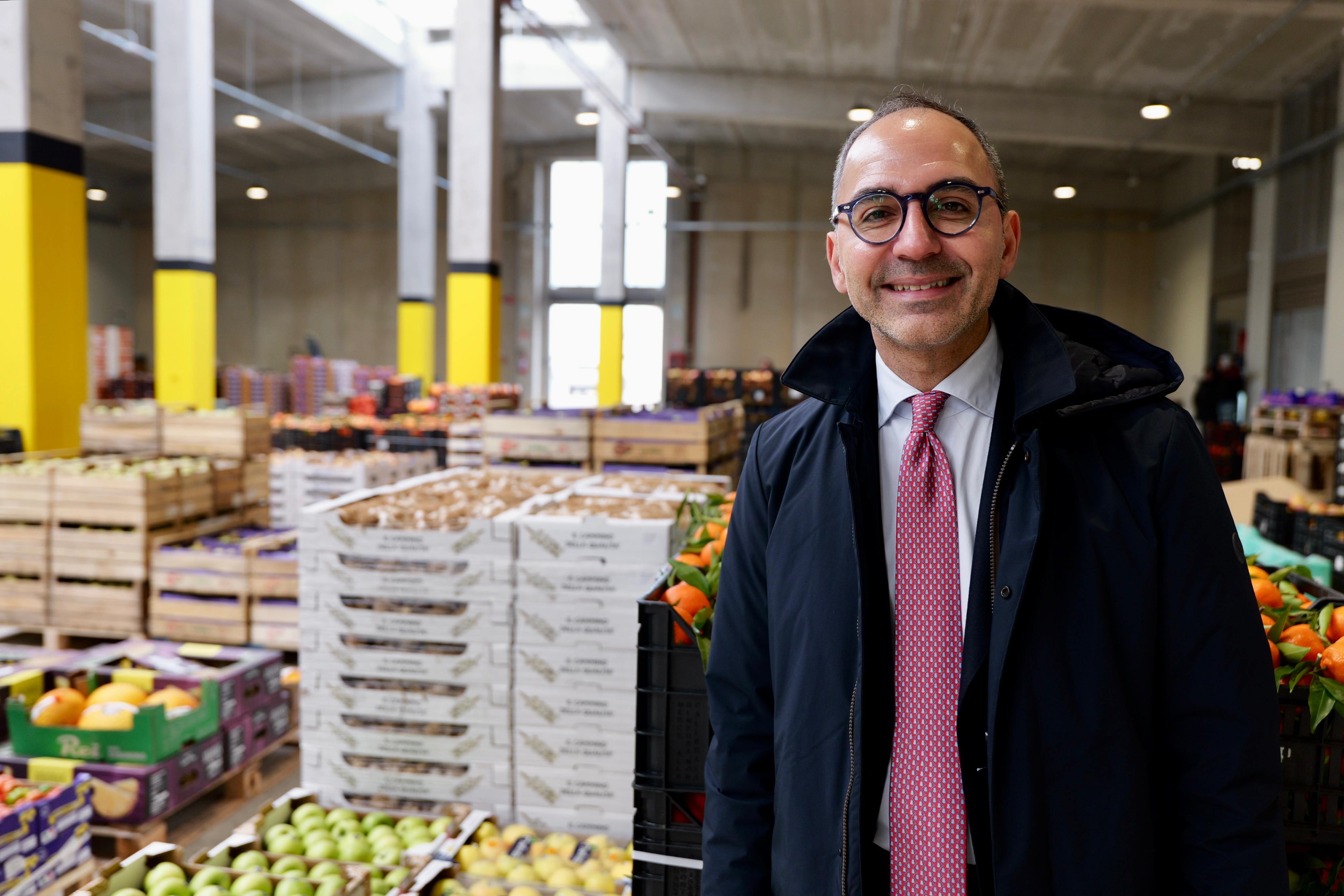 Galleria Andria, inaugurato il nuovo mercato ortofrutticolo. Decaro: “Restituita dignità al lavoro degli operatori” - Diapositiva 2 di 8