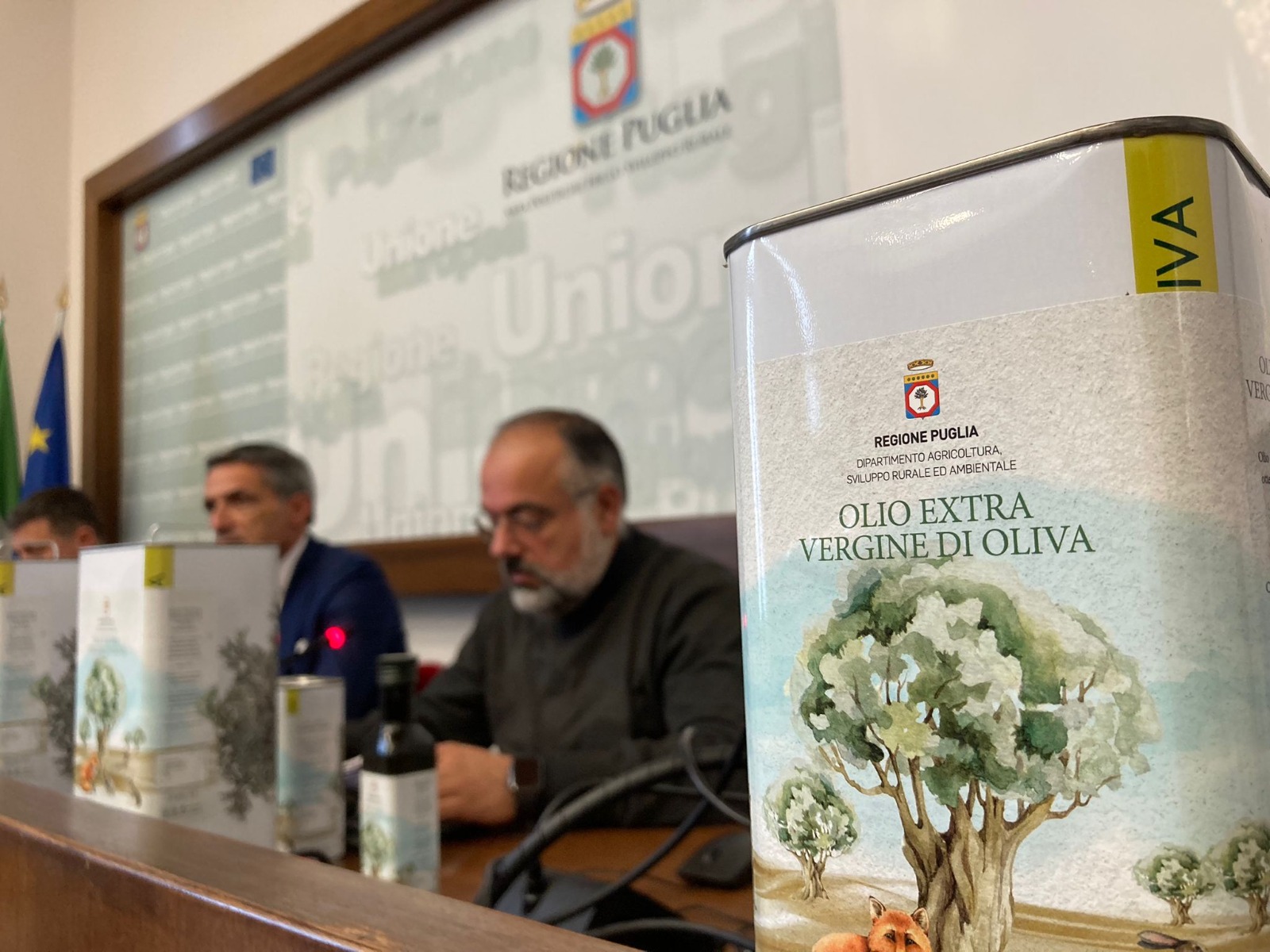 Galleria Il Dipartimento  Agricoltura della Regione  Puglia dona 500 litri di Olio Evo alla Caritas di Puglia - Diapositiva 4 di 13