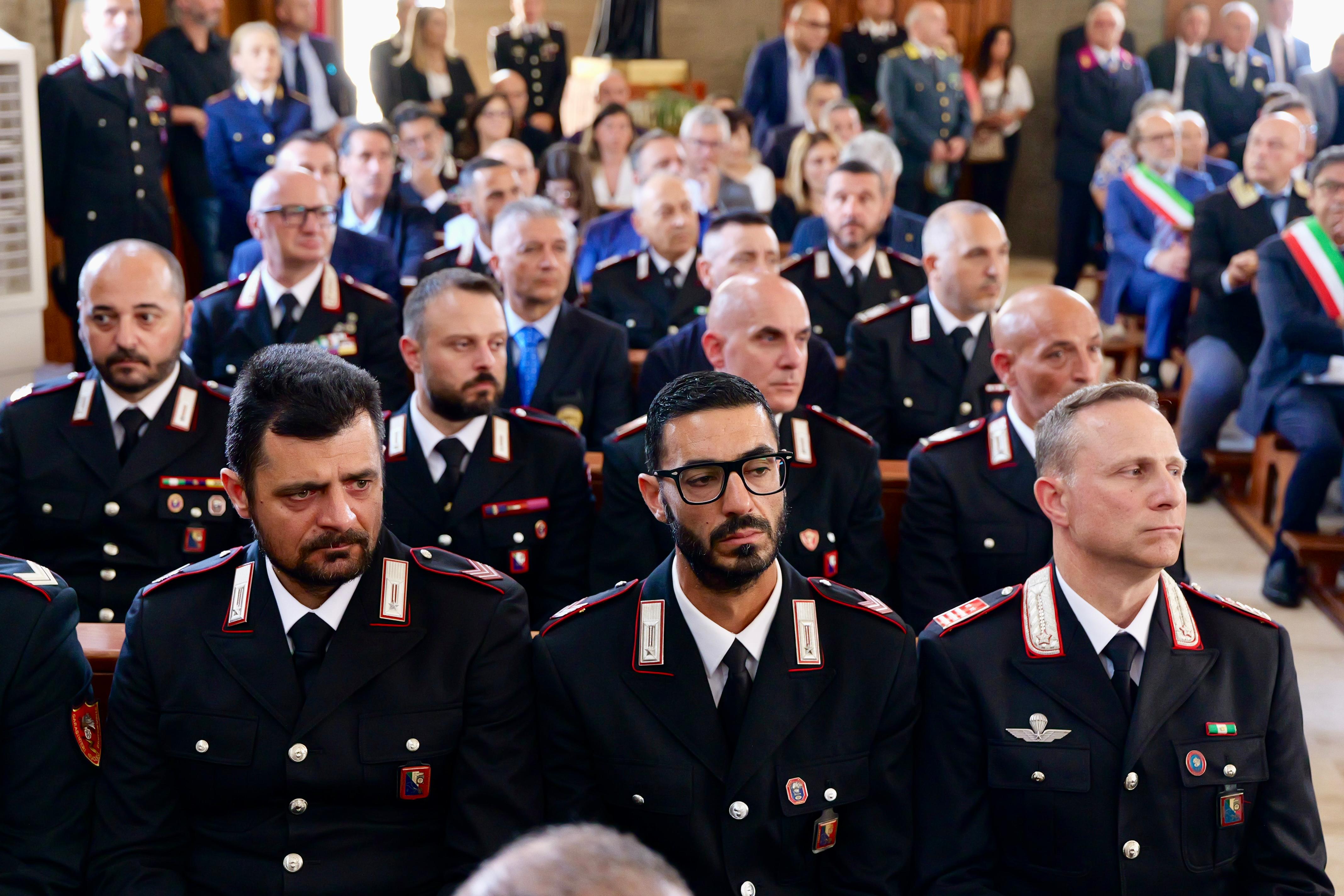 Galleria EMILIANO ALLE ESEQUIE DEL BRIGADIERE LEGROTTAGLIE A OSTUNI ALLA PRESENZA DEL PRESIDENTE MATTARELLA - Diapositiva 10 di 17