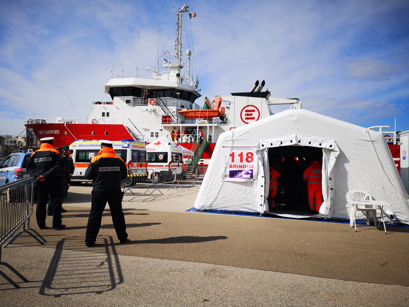 Galleria ACCOLTA A BRINDISI LA NAVE DI EMERGENCY CON 105 PERSONE SALVATE AL LARGO DELLA LIBIA. - Diapositiva 9 di 15