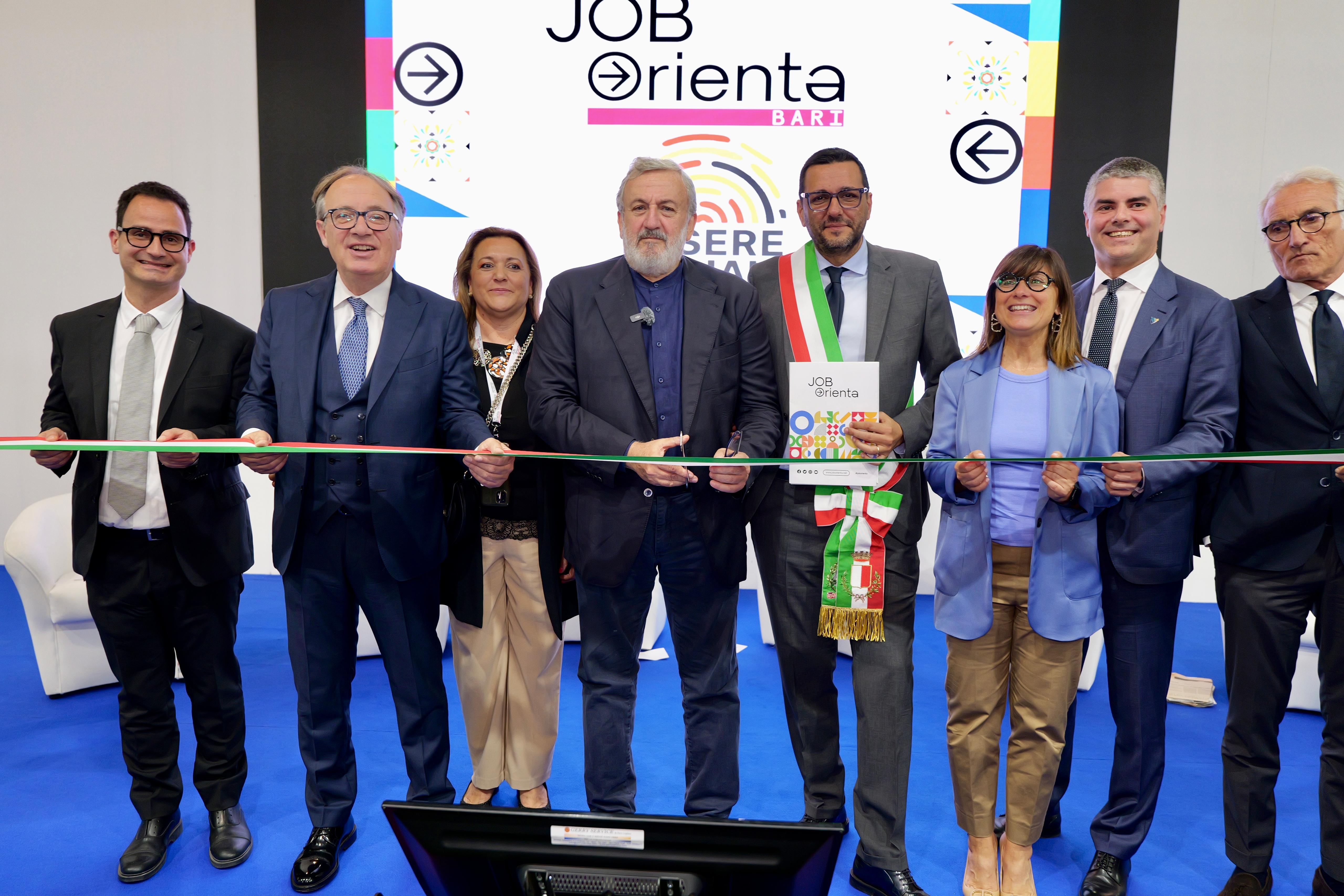 Galleria AL VIA OGGI LA PRIMA EDIZIONE JOB&ORIENTA BARI - Diapositiva 10 di 11