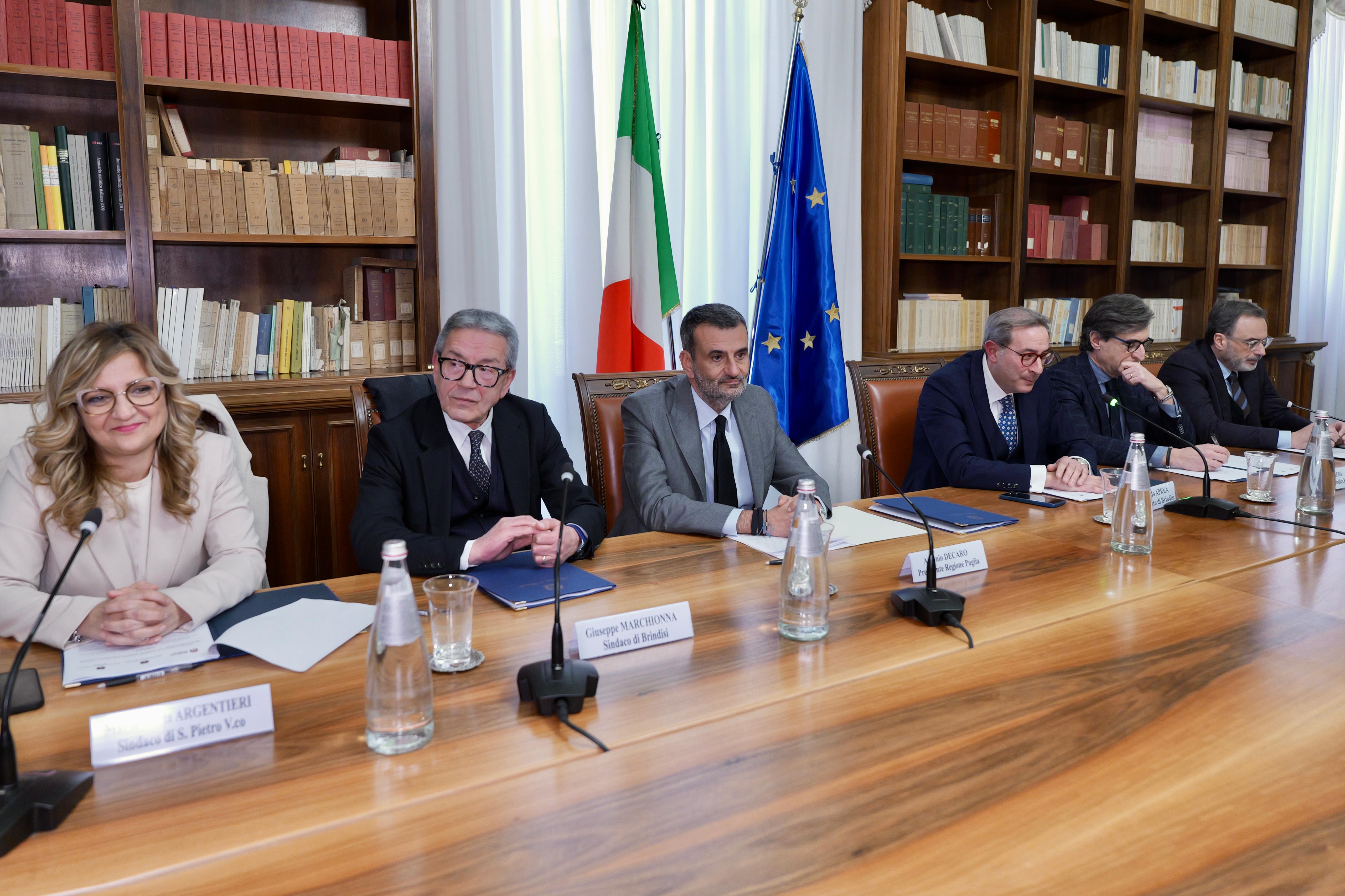 Galleria Contrasto al caporalato, firmato oggi a Brindisi il Protocollo d’intesa tra Regione Puglia, Prefettura e Procura di Brindisi - Diapositiva 4 di 4