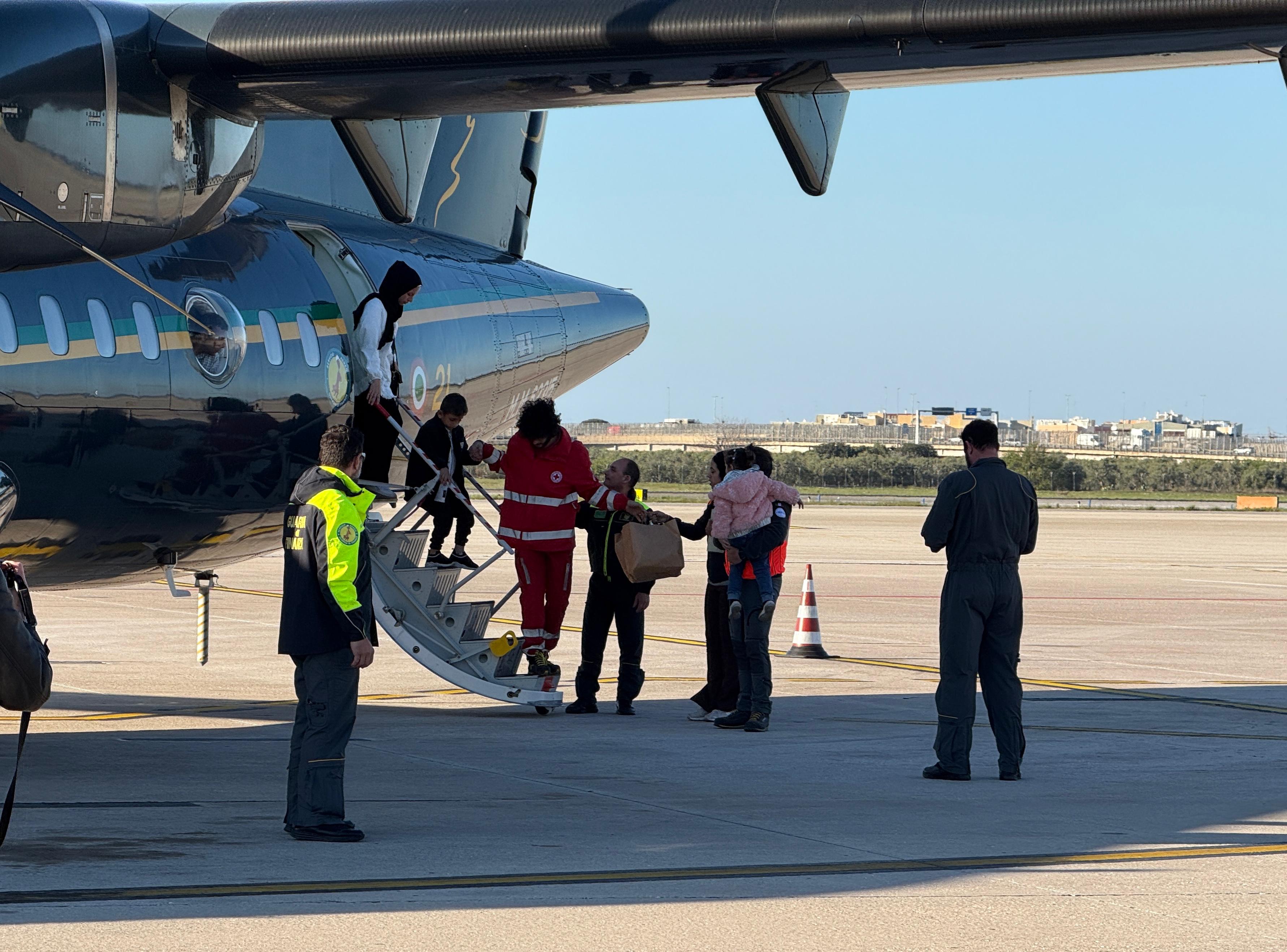 Galleria EMILIANO E PIEMONTESE ACCOLGONO UNA FAMIGLIA PALESTINESE DA GAZA CHE ACCOMPAGNA UNA BAMBINA CHE SARÀ CURATA DAL POLICLINICO DI BARI - Diapositiva 2 di 10