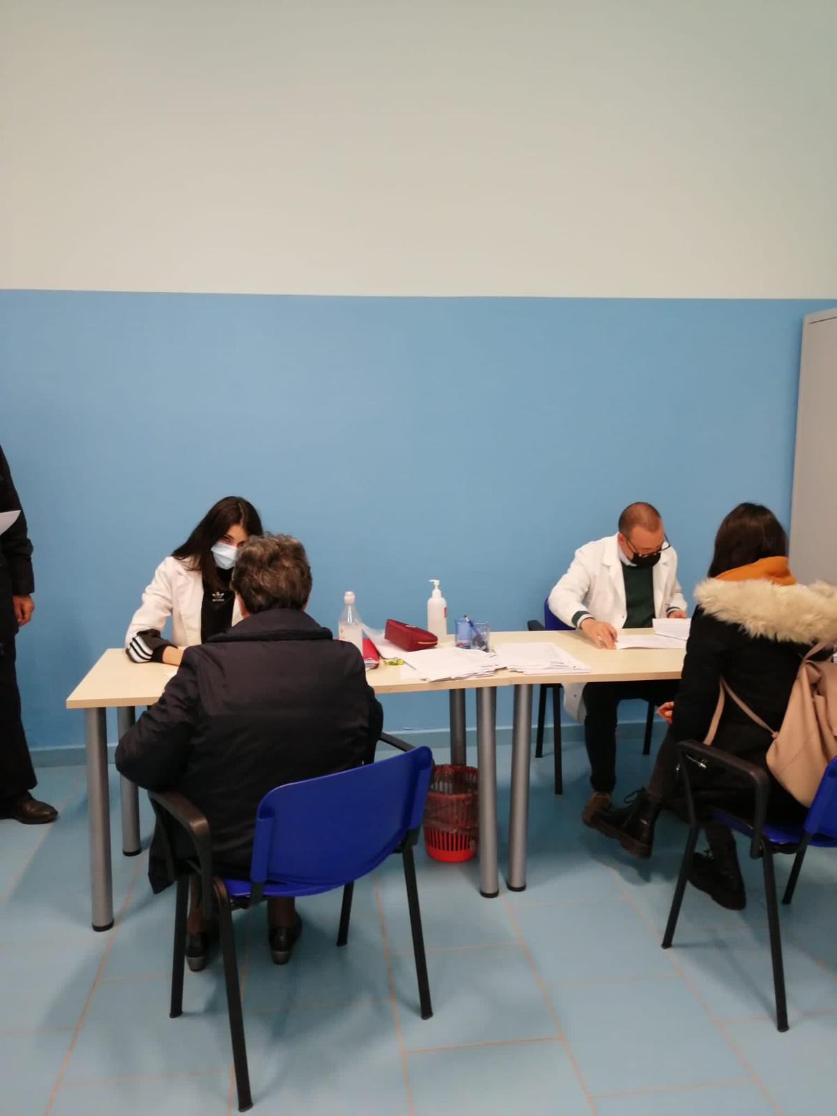 Galleria VACCINI ANTICOVID, PUGLIESI OVER 18 POTRANNO RICEVERE LA TERZA DOSE DAL 1 DICEMBRE - Diapositiva 6 di 10