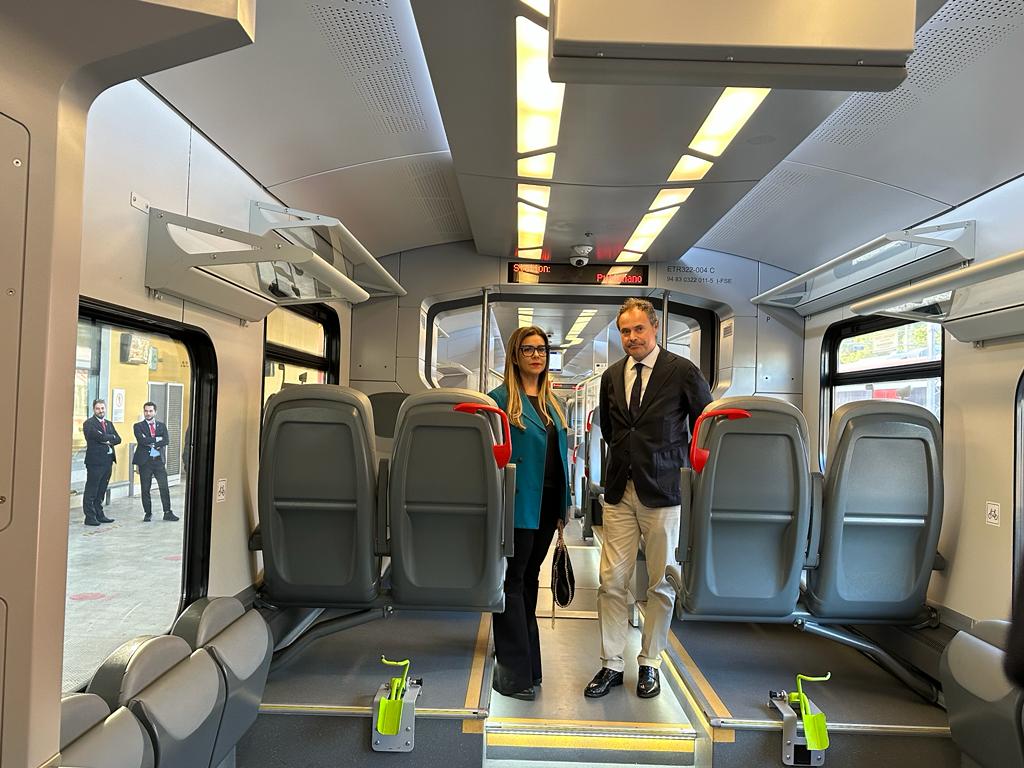 Galleria Maurodinoia: “Oggi FSE fa partire un treno elettrico verde, anche nella livrea, a conferma del nostro impegno verso la sostenibilità dei trasporti” - Diapositiva 6 di 7