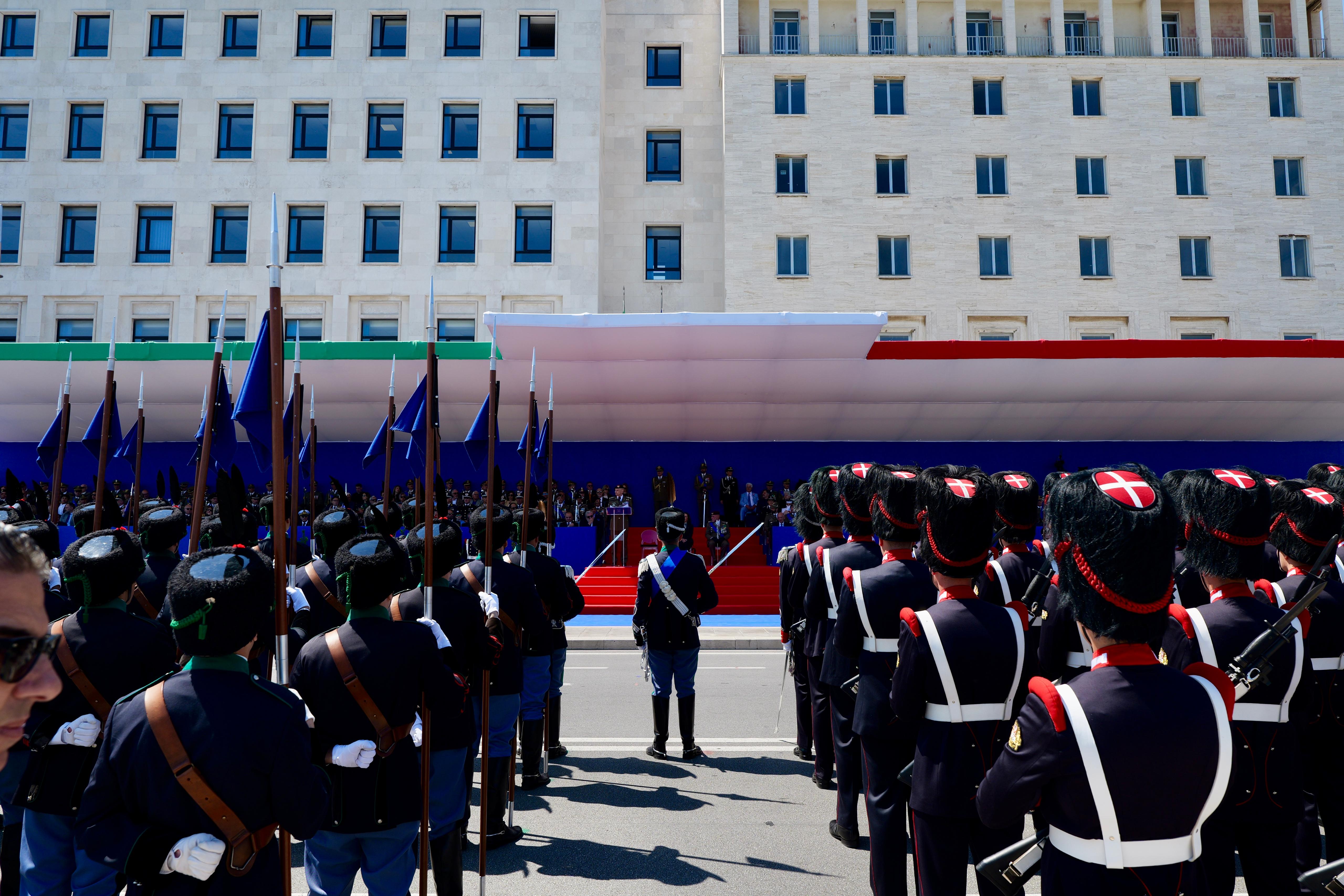 Galleria IL PRESIDENTE EMILIANO ALLE CELEBRAZIONI PER IL 164° ANNIVERSARIO DELL’ESERCITO: “É ANCHE LA FESTA DEI TANTI PUGLIESI CHE HANNO OFFERTO LA VITA E SERVITO LA PATRIA”. - Diapositiva 2 di 13