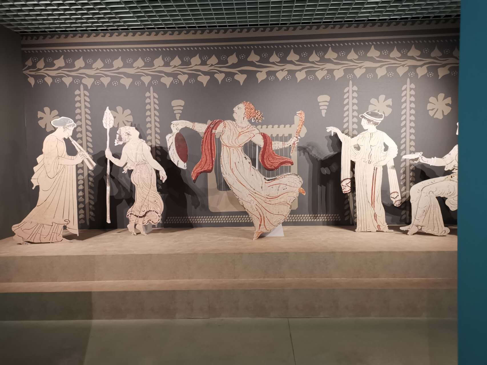 Galleria La Puglia in Cina con la mostra “I doni degli Dei. L’Apulia felix tra greci, indigeni e romani” - Diapositiva 1 di 15