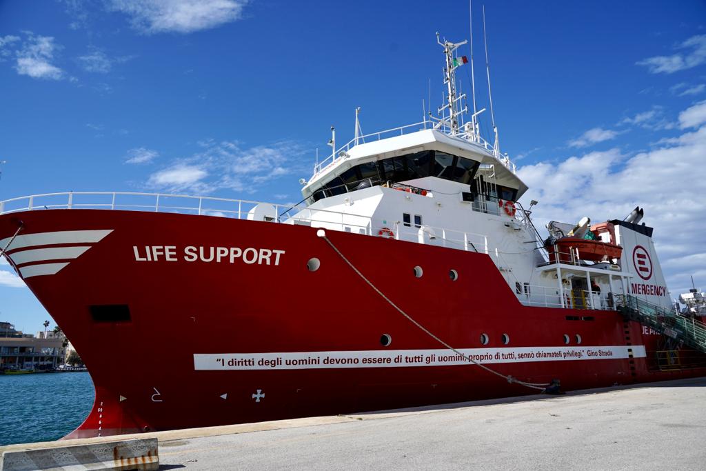 Galleria ACCOLTA A BRINDISI LA NAVE DI EMERGENCY CON 105 PERSONE SALVATE AL LARGO DELLA LIBIA. - Diapositiva 10 di 15