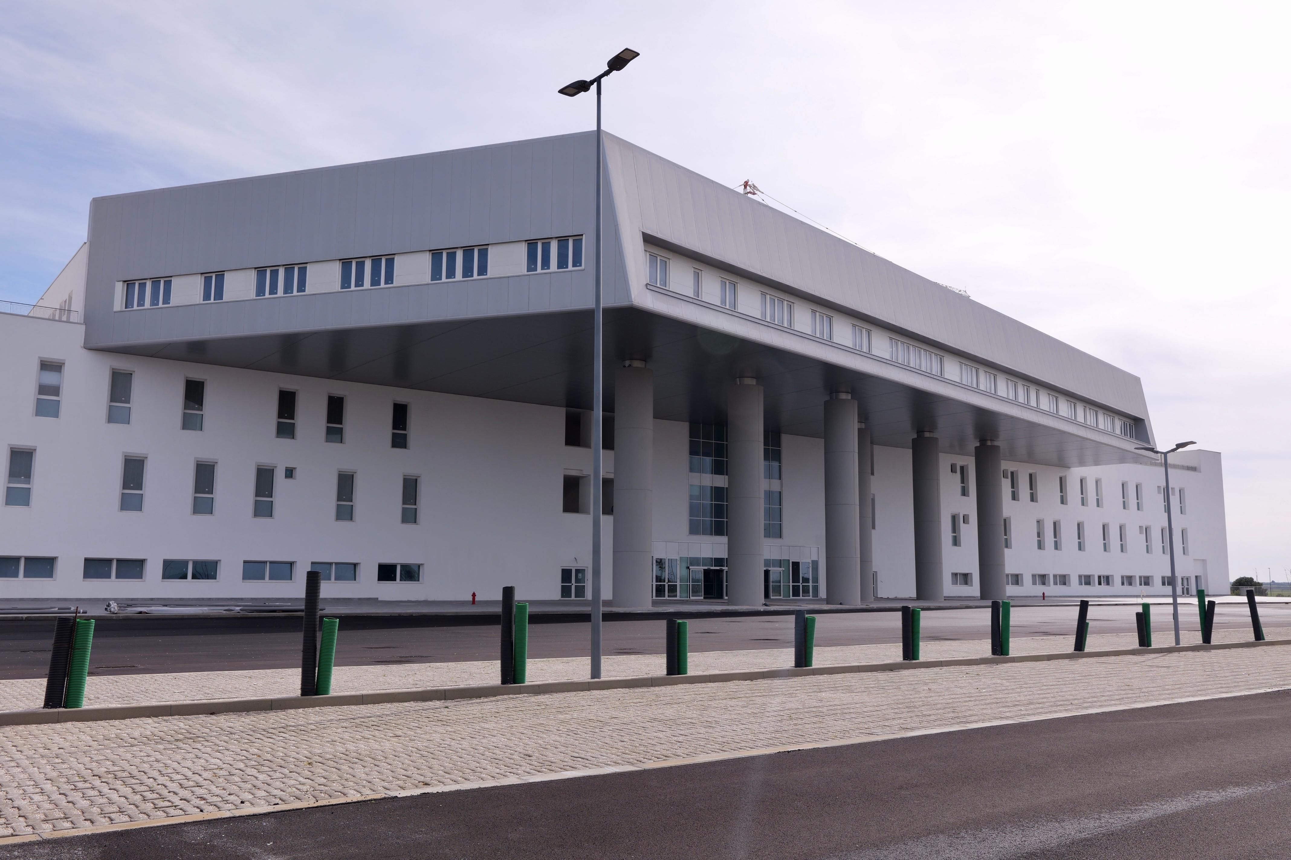 Galleria Il presidente Emiliano e l’assessora Matrangola alla presentazione del concorso per la valorizzazione artistica del nuovo ospedale San Cataldo di Taranto - Diapositiva 1 di 7