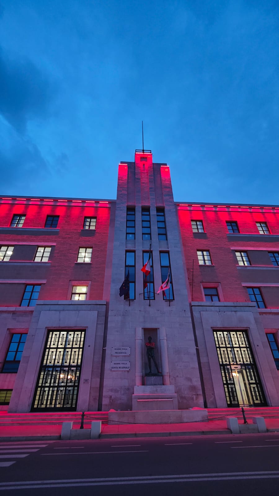 Galleria Giornata internazionale per l’eliminazione della violenza contro le donne: il Palazzo della Regione Puglia si illumina di rosso - Diapositiva 1 di 3