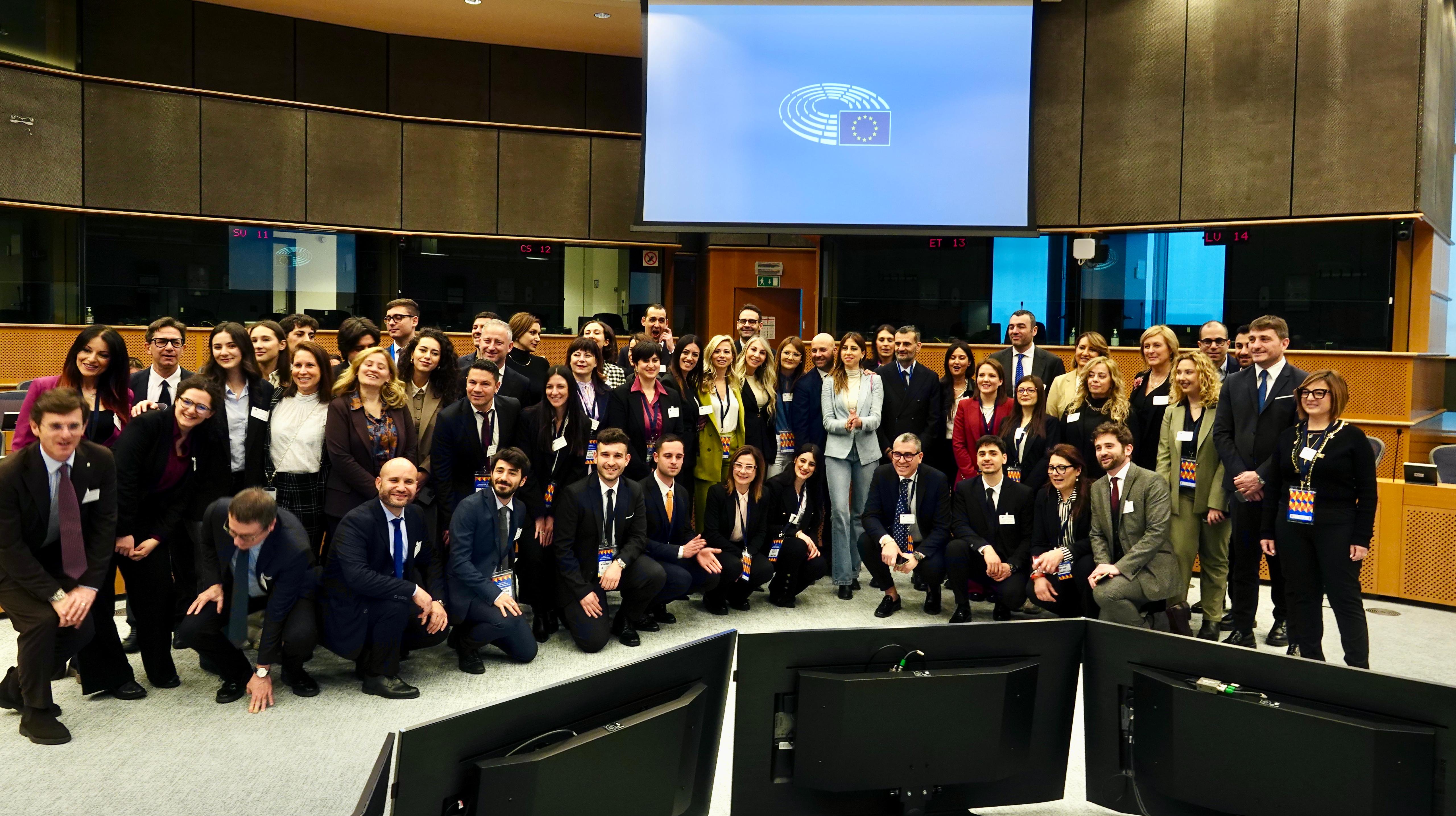 Galleria LA SCUOLA REGIONALE DI FORMAZIONE PER LE POLITICHE GIOVANILI IN MISSIONE A BRUXELLES: 40 AMMINISTRATORI LOCALI PUGLIESI A CONFRONTO CON EUROPARLAMENTARI E DIRIGENTI EUROPEI - Diapositiva 7 di 10