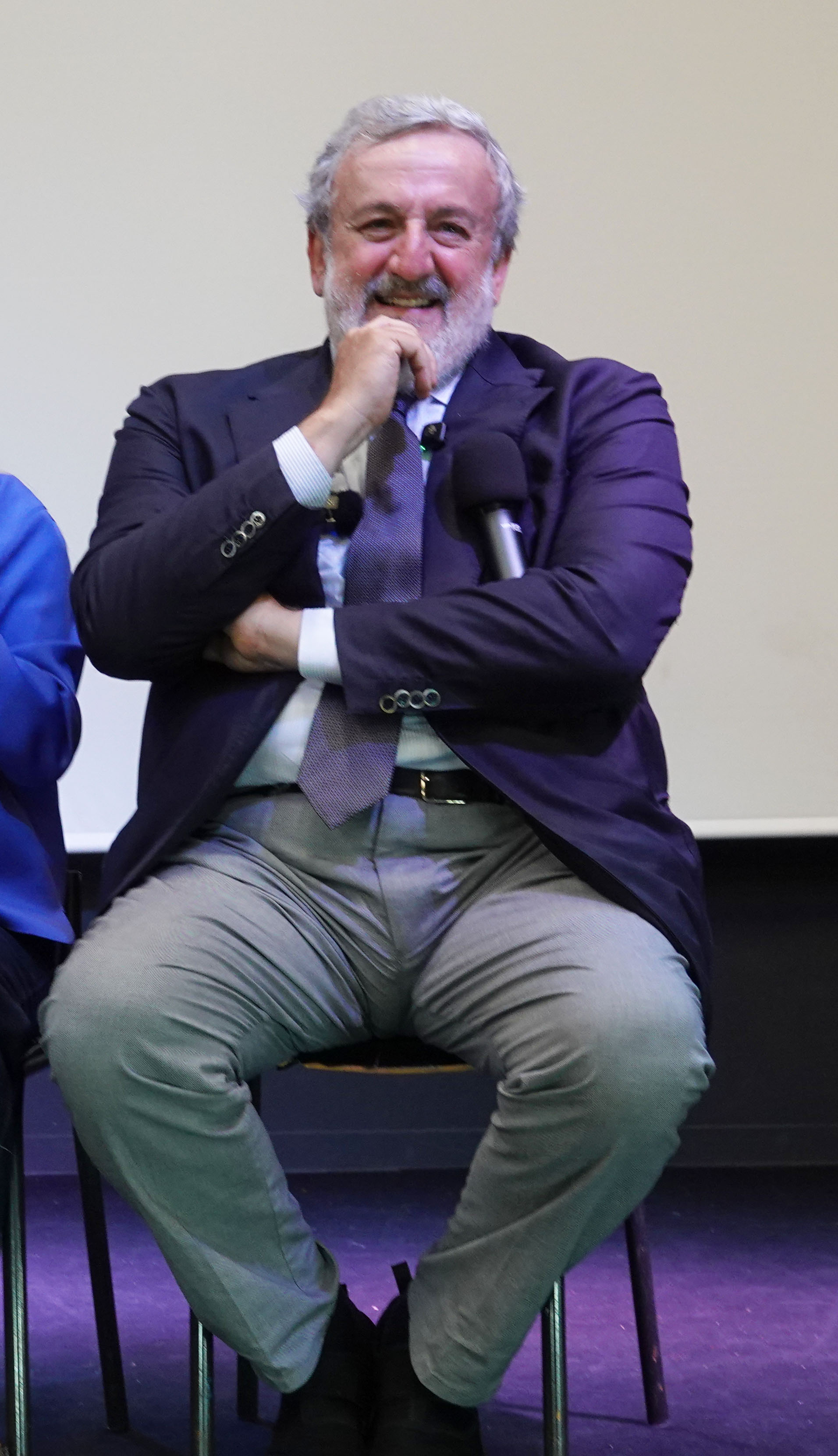 Galleria BARI, EMILIANO ALL’ACCADEMIA DEL CINEMA DI SAN PIO PER LA SECONDA TAPPA DEL TOUR DI ASCOLTO DEI CANTIERI INNOVATIVI DI ANTIMAFIA SOCIALE: “QUESTO È IL SIMBOLO DEL NOSTRO DESIDERIO DI RECUPERARE LE PERIFERIE” - Diapositiva 2 di 8