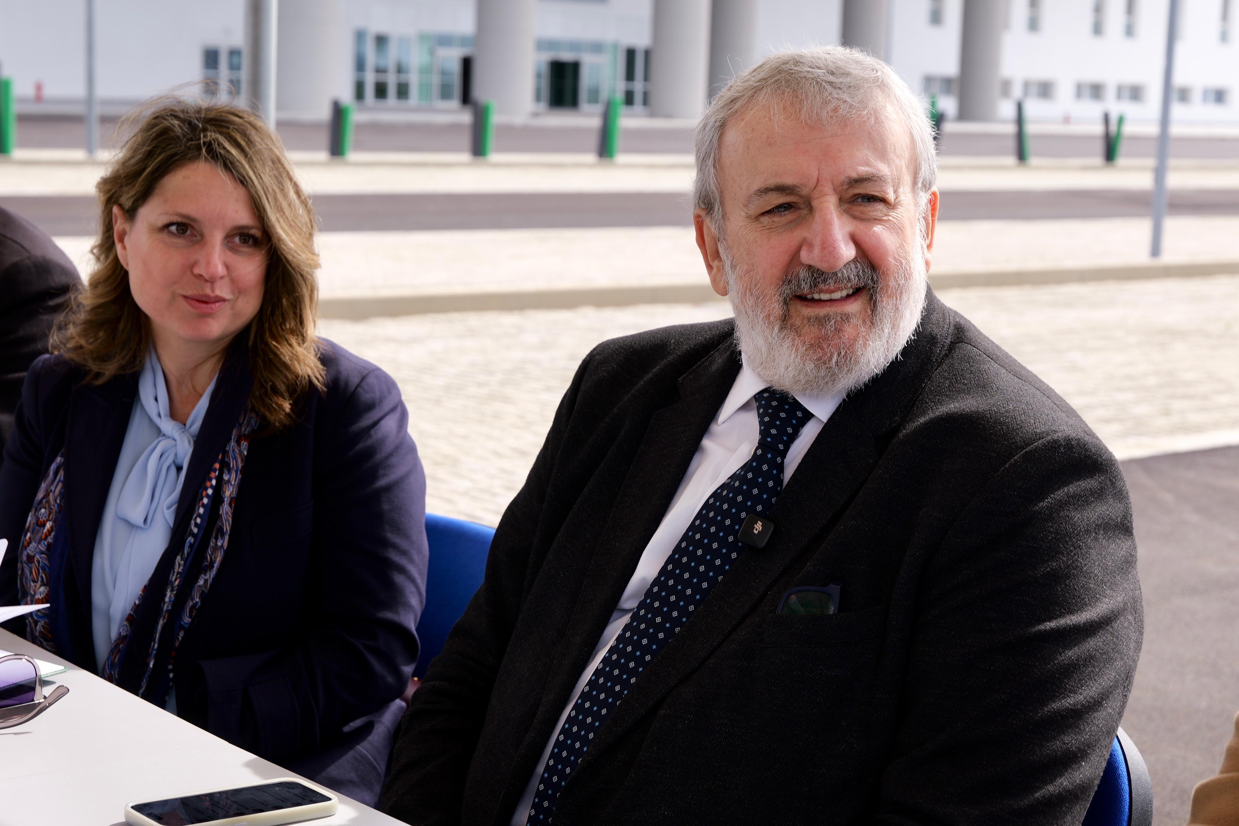 Galleria Il presidente Emiliano e l’assessora Matrangola alla presentazione del concorso per la valorizzazione artistica del nuovo ospedale San Cataldo di Taranto - Diapositiva 5 di 7