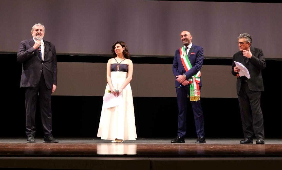 Galleria EMILIANO ALLA CERIMONIA INAUGURALE DEL BIF&ST 2025: “UN CAMMINO LUNGHISSIMO, CONTINUEREMO A FAR CRESCERE IL CINEMA ITALIANO E PUGLIESE” - Diapositiva 5 di 5