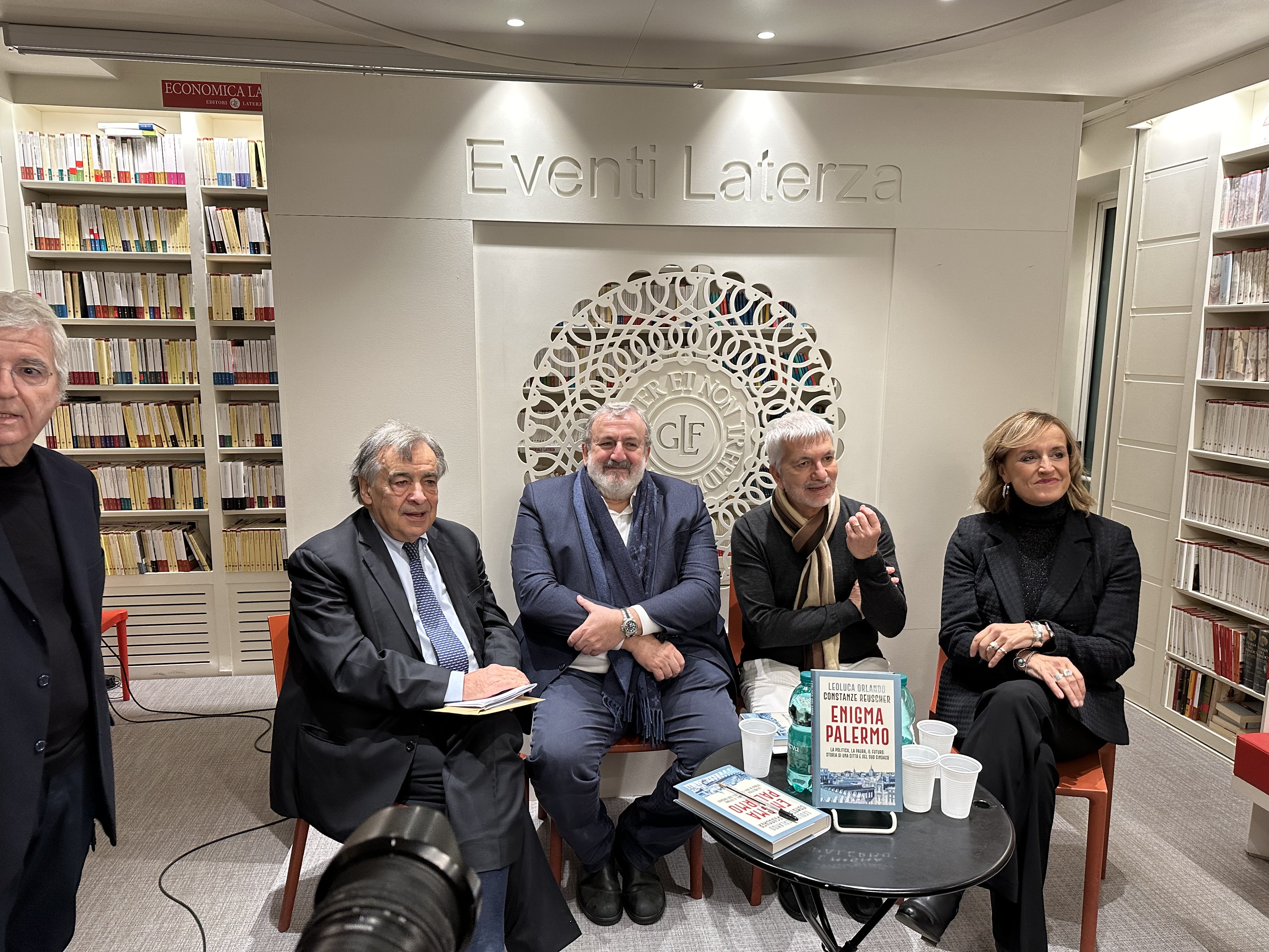Galleria EMILIANO ALLA LIBRERIA LATERZA DI BARI ALLA PRESENTAZIONE DEL LIBRO DI ORLANDO E REUSCHER - Diapositiva 1 di 1