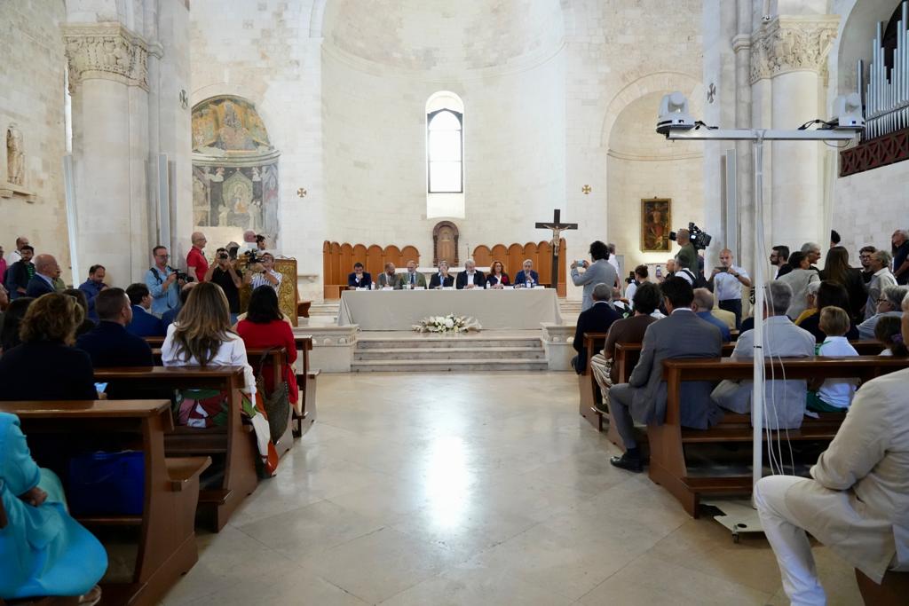 Galleria CONVERSANO, LA FIRMA DEL MAESTRO MUTI SULLA LEGGE PUGLIESE SULLE BANDE MUSICALI: “SIA DI ESEMPIO PER IL PAESE”. EMILIANO: “LA PUGLIA SI RIAPPROPRIA DELLA SUA IDENTITÀ” - Diapositiva 11 di 15