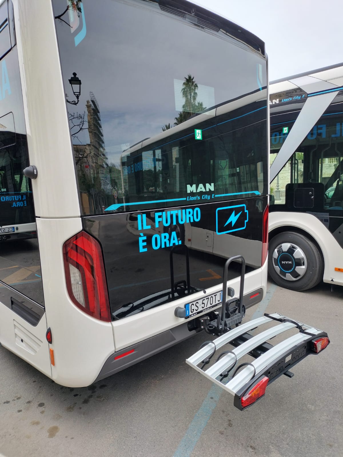 Galleria Trasporti, inaugurati gli 8 nuovi autobus a basse emissioni inquinanti dei Comuni di Fasano e Trani finanziati dalla Regione con Smart go city - Diapositiva 1 di 4