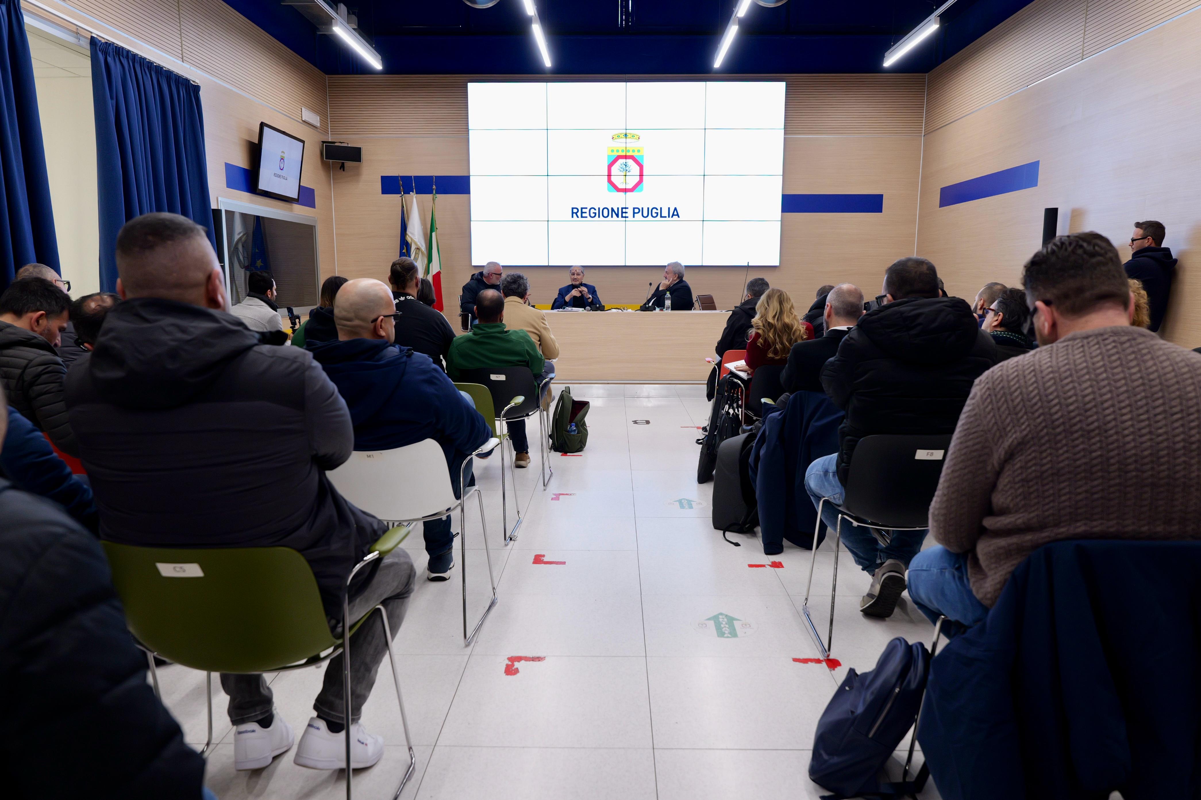 Galleria Vertenze Ilva, Leonardo, Versalis e automotive: Emiliano incontra sindacati e lavoratori - Diapositiva 5 di 18