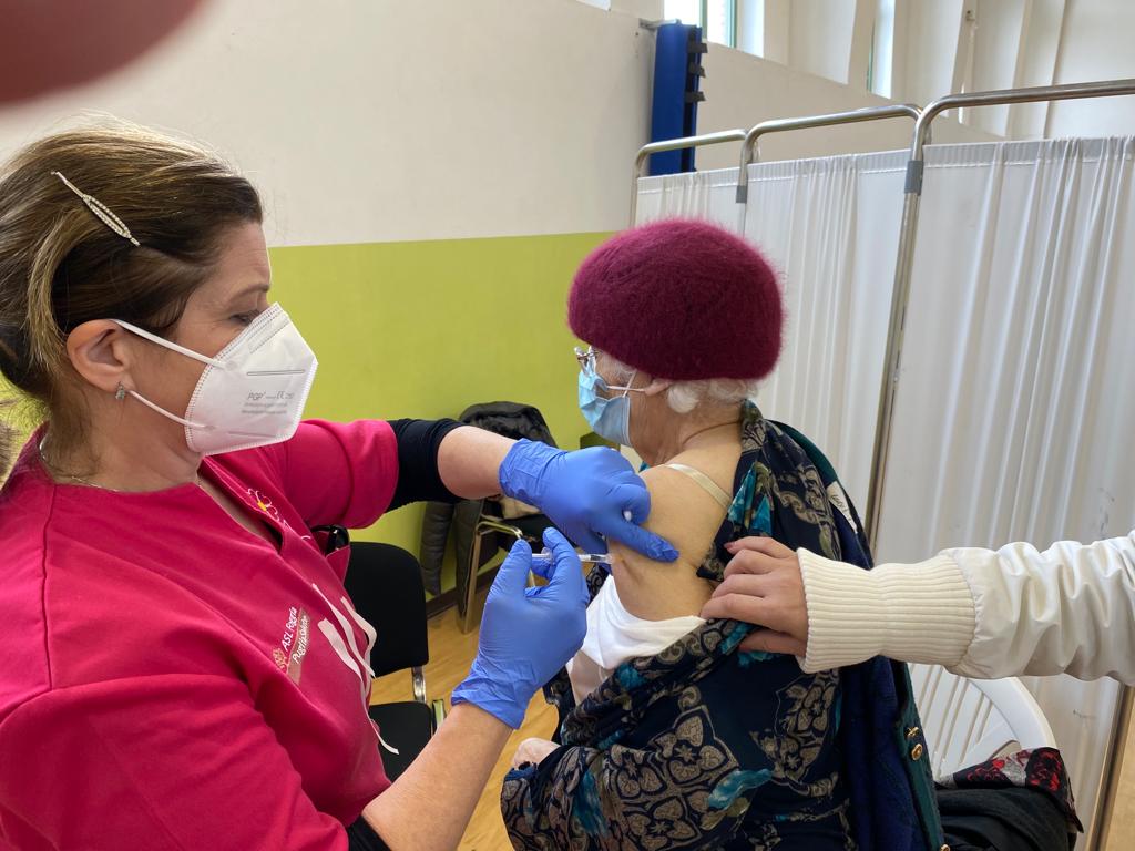 Galleria VACCINI ANTICOVID, PUGLIESI OVER 18 POTRANNO RICEVERE LA TERZA DOSE DAL 1 DICEMBRE - Diapositiva 3 di 10