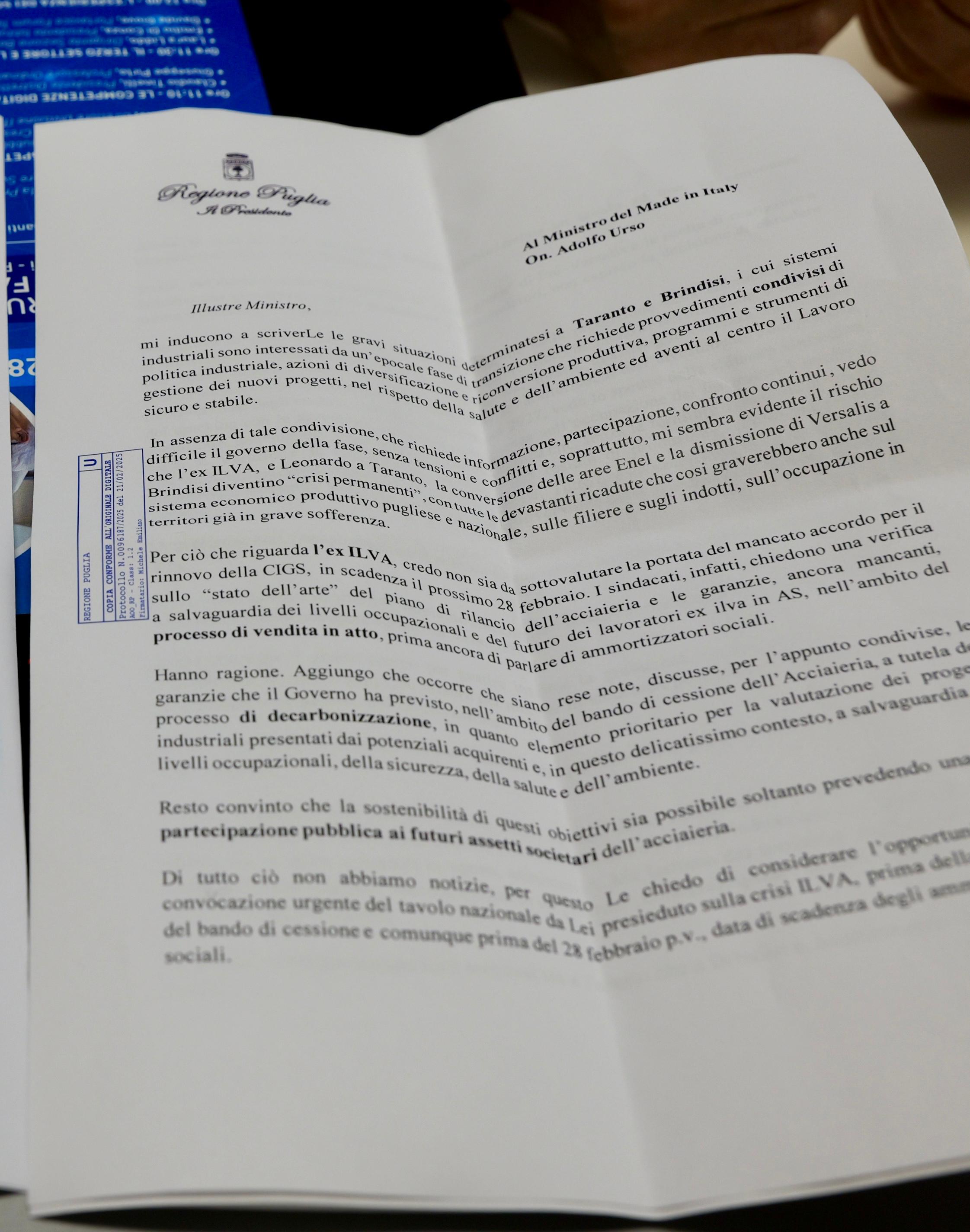 Galleria Vertenze Ilva, Leonardo, Versalis e automotive: Emiliano incontra sindacati e lavoratori - Diapositiva 1 di 18